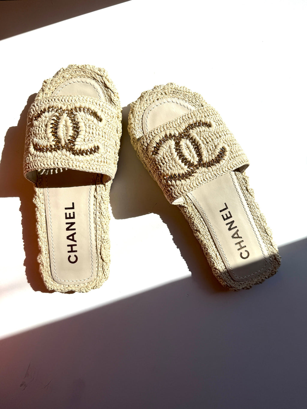 New CHANEL Raffia CC Logo Neutral Slip on Espadrille Slide Sandals 38 7.5