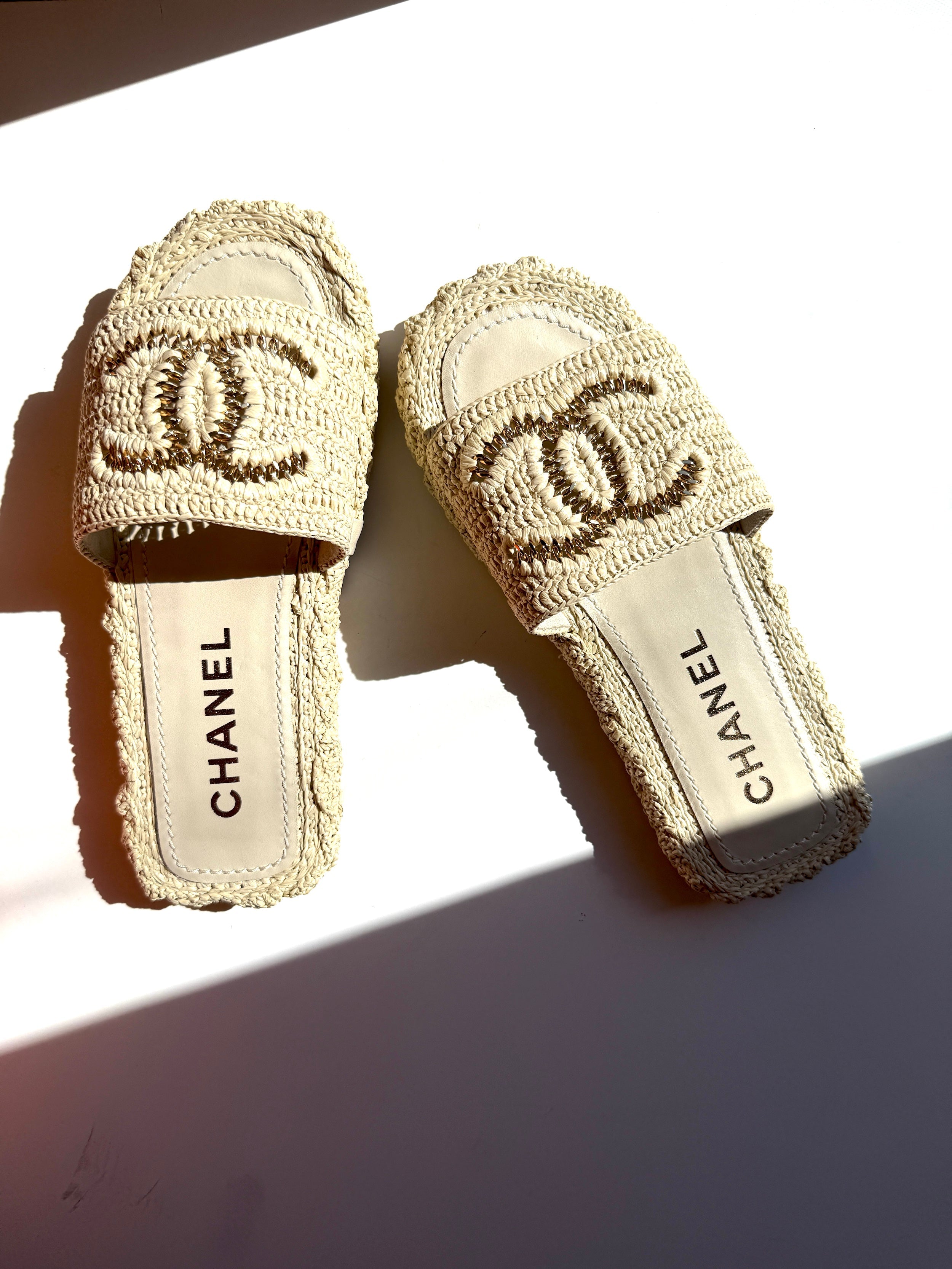 New CHANEL Raffia CC Logo Neutral Slip on Espadrille Slide Sandals 38 7.5