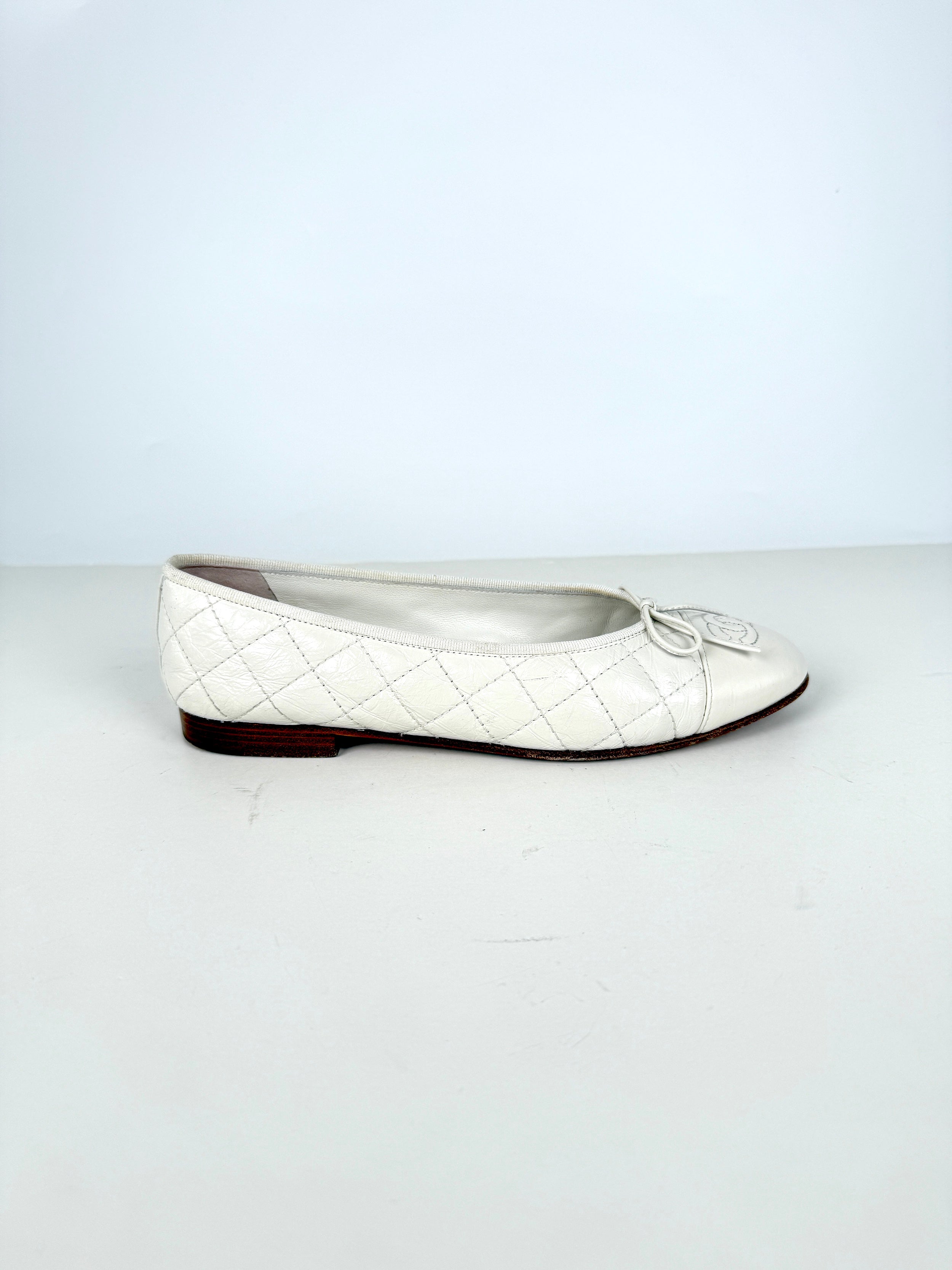 CHANEL White Cap Toe Quilted Leather Classic Flats 38, 7.5