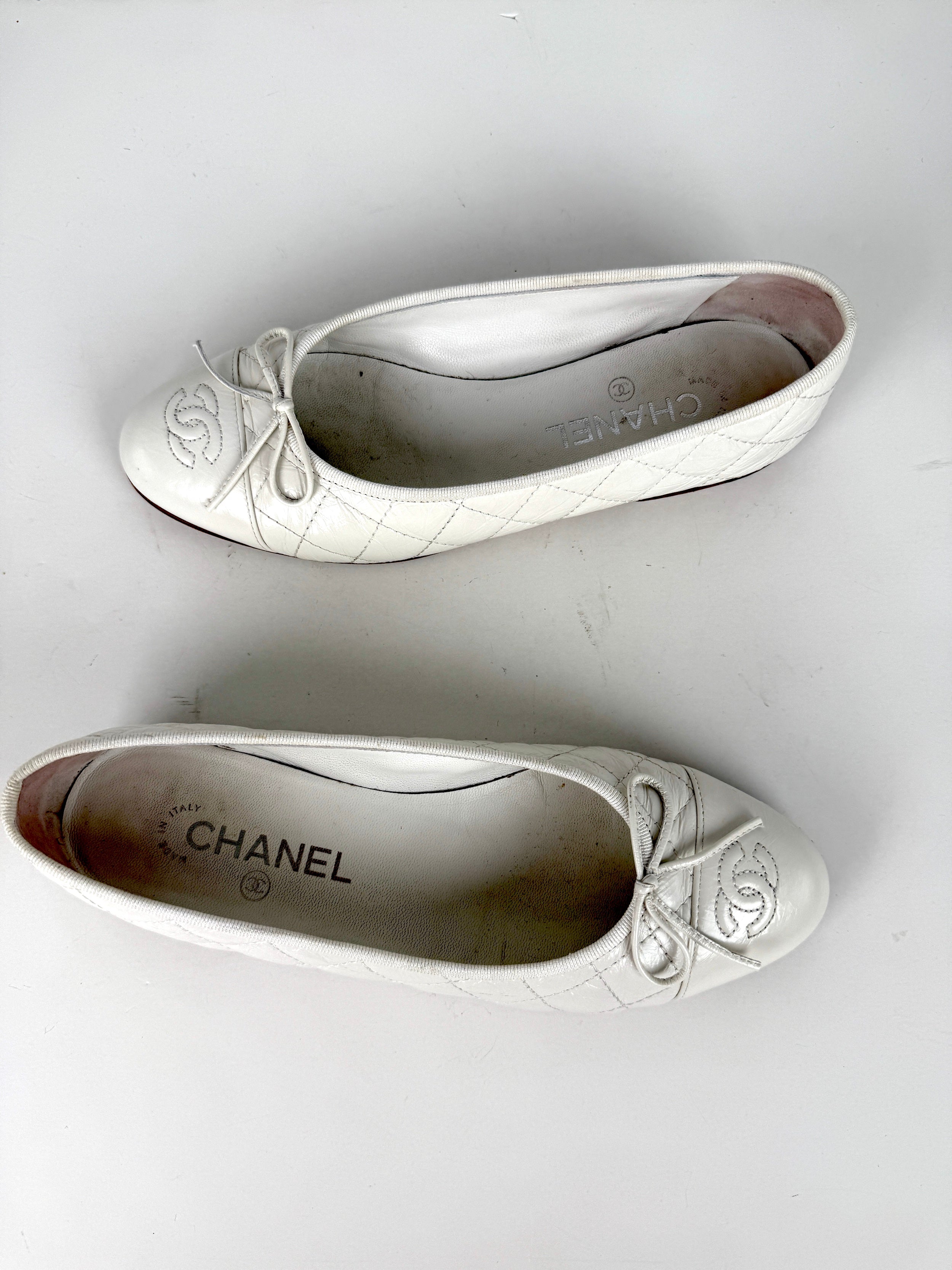 CHANEL White Cap Toe Quilted Leather Classic Flats 38, 7.5