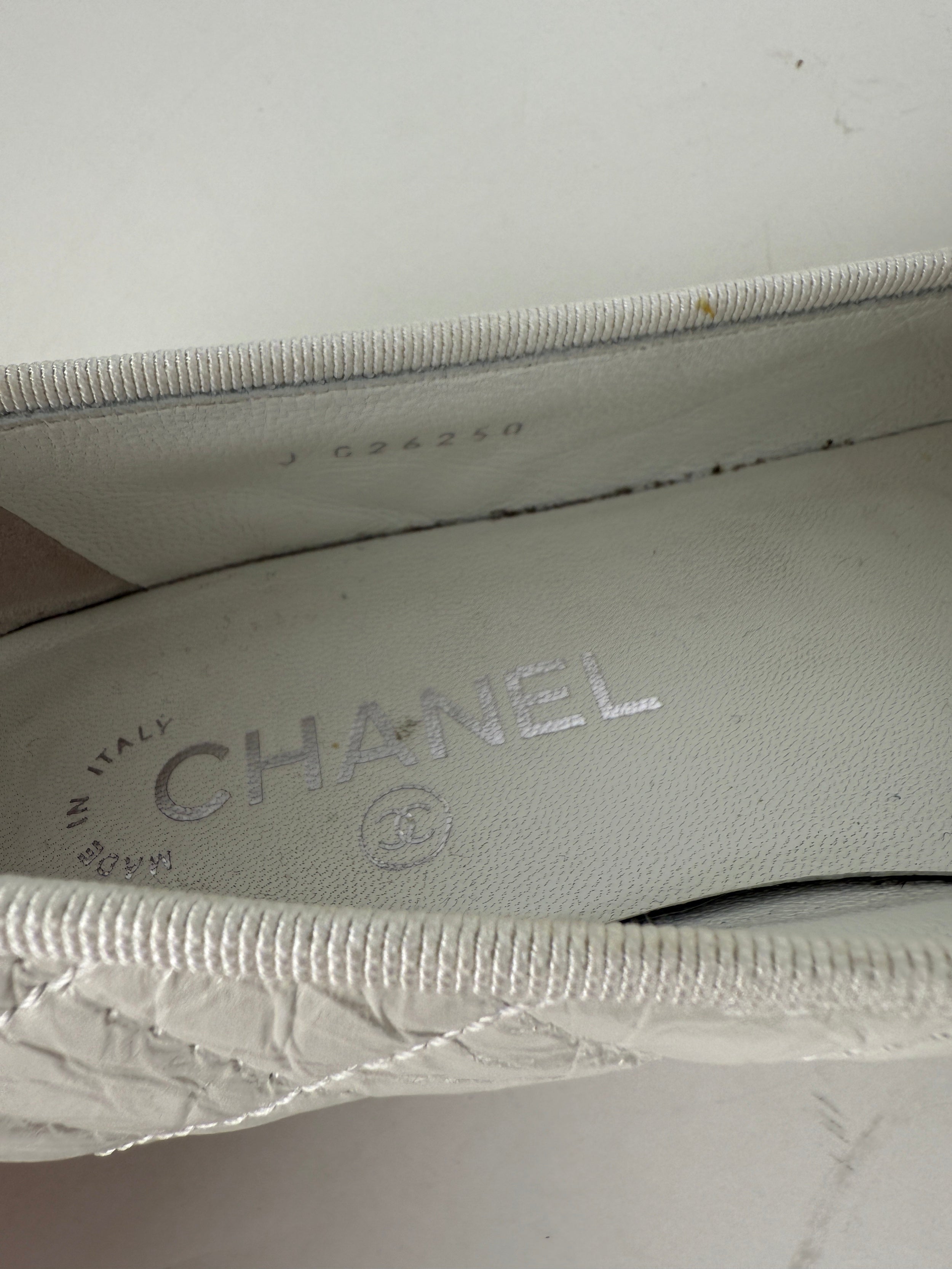 CHANEL White Cap Toe Quilted Leather Classic Flats 38, 7.5