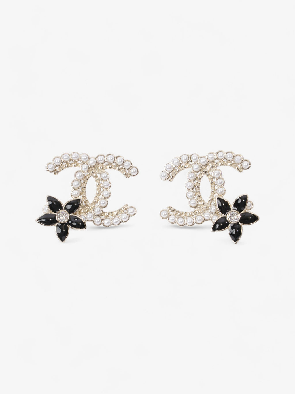 Chanel Flower Pearl CC Earrings Pearl / Black Base Metal