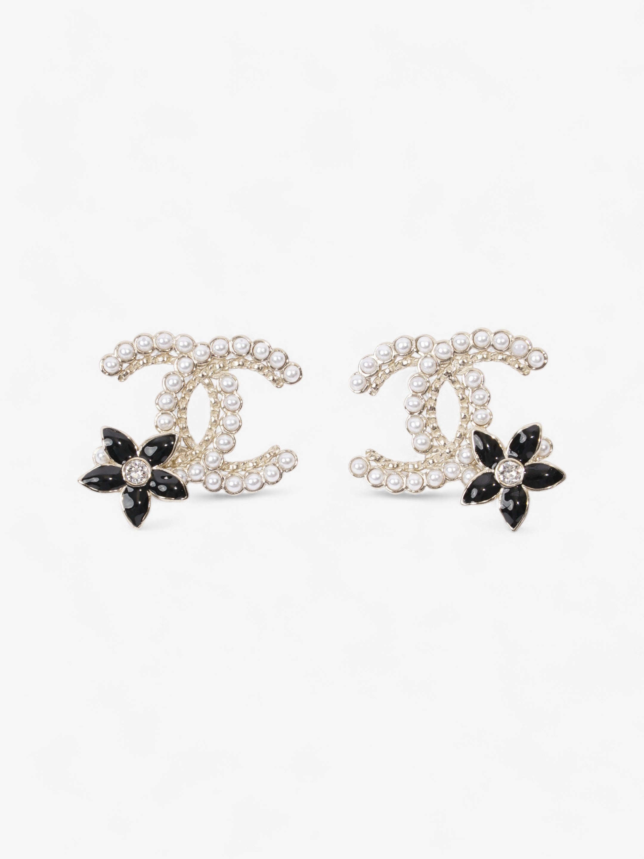 Chanel Flower Pearl CC Earrings Pearl / Black Base Metal