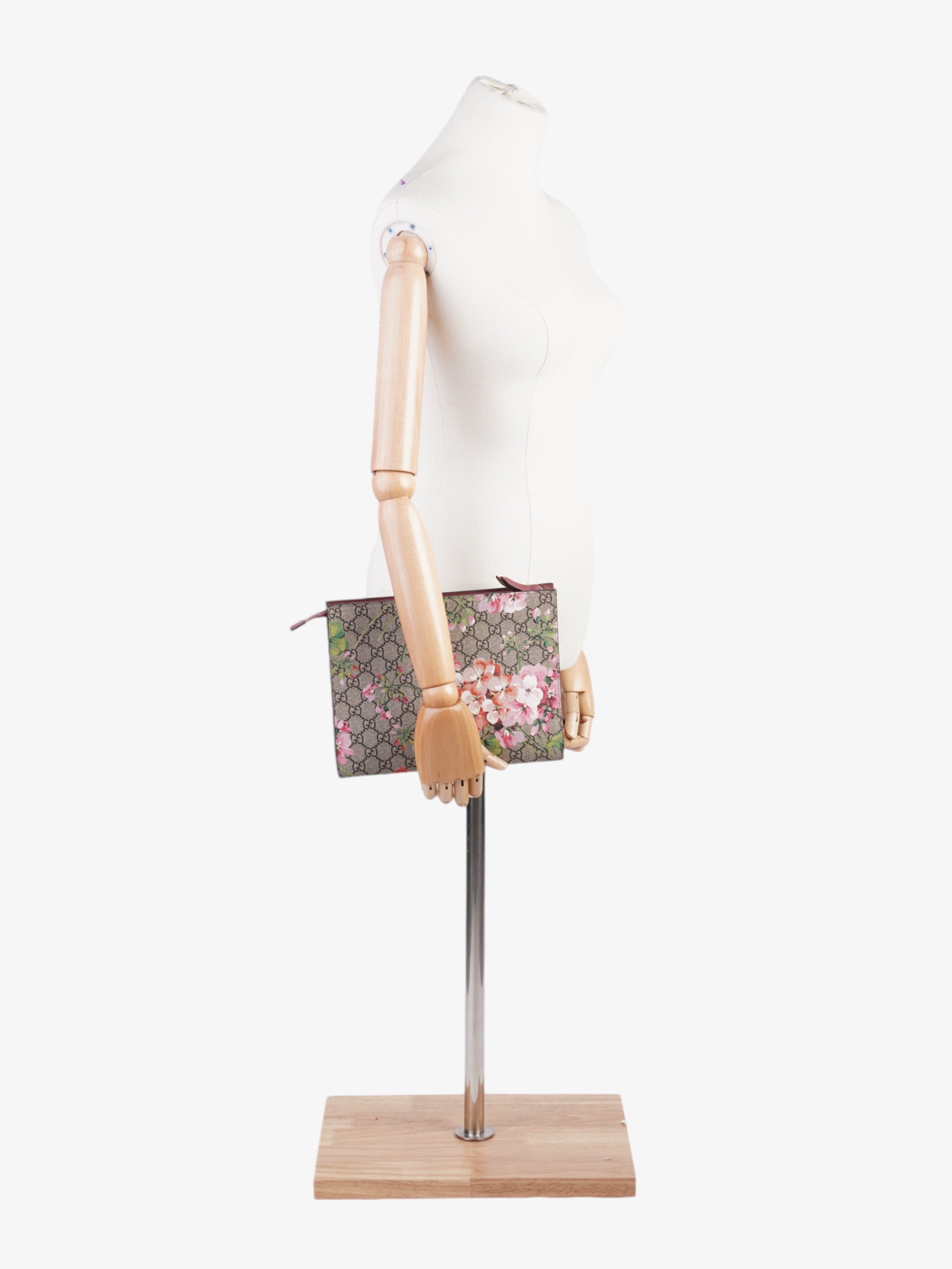 Gucci GG Blooms Pouch GG Supreme / Bloom Coated Canvas