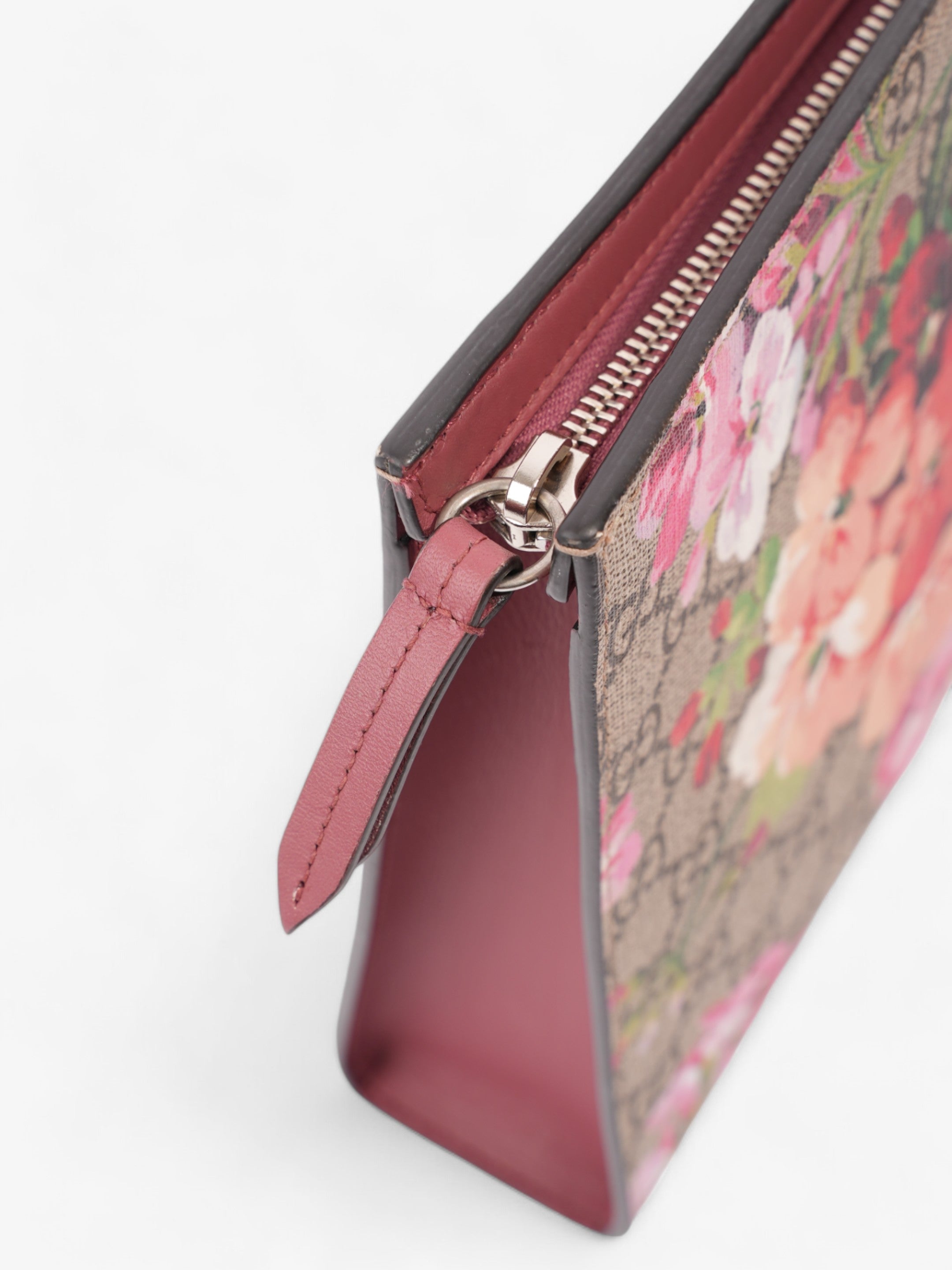 Gucci GG Blooms Pouch GG Supreme / Bloom Coated Canvas