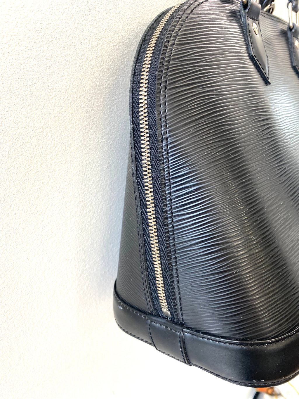 LOUIS VUITTON EPI LEATHER ALMA PM IN BLACK