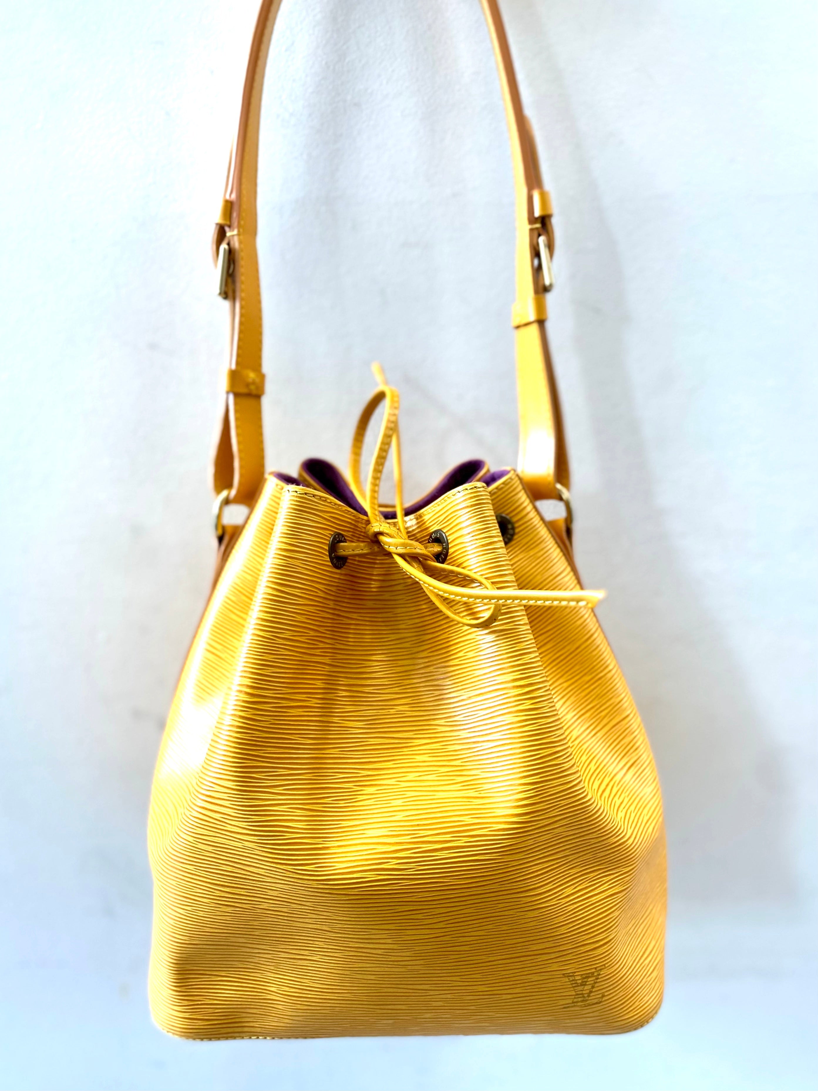 LOUIS VUITTON EPI LEATHER NOÉ PETITE BUCKET BAG
