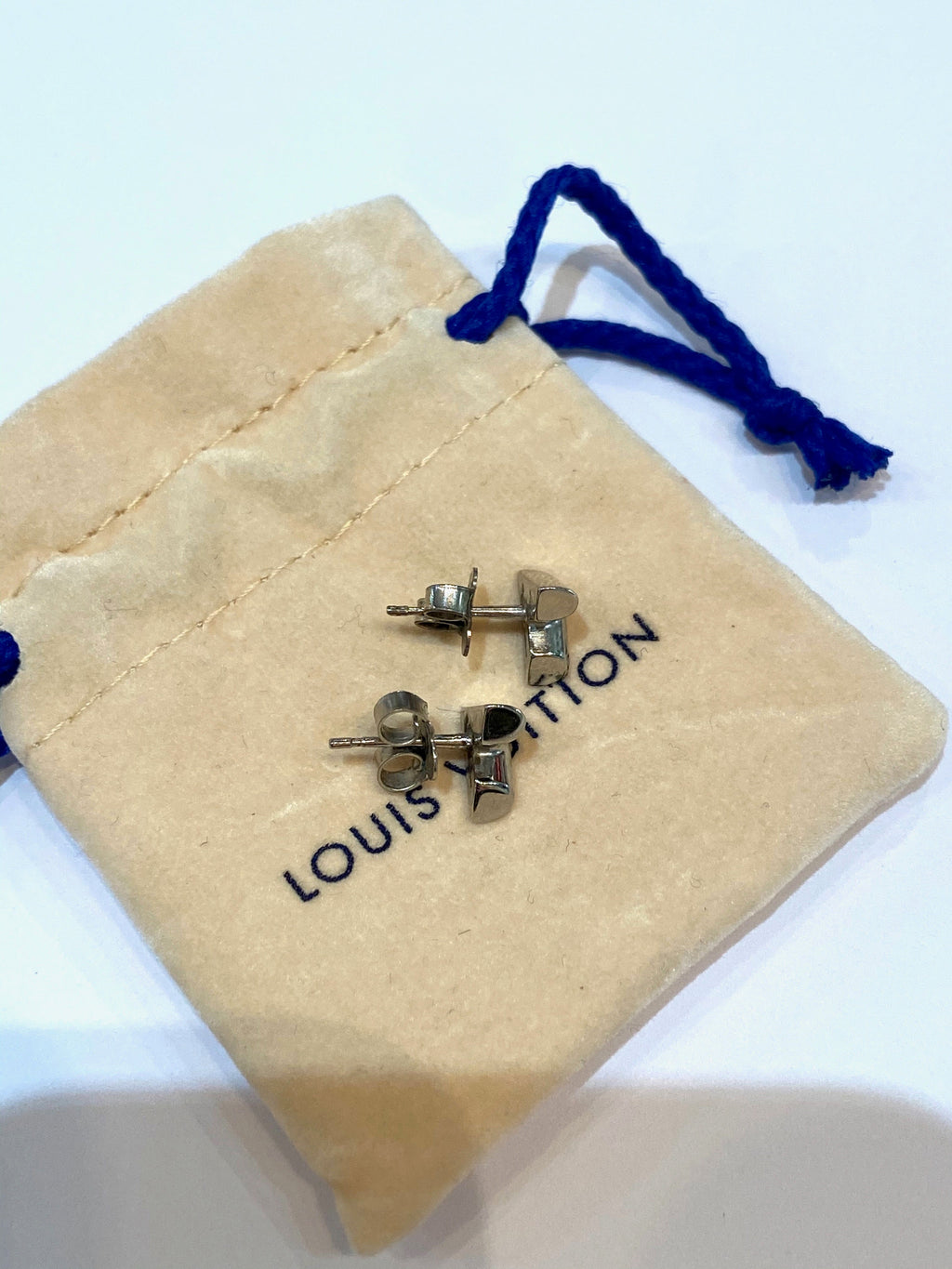 LOUIS VUITTON ESSENTIAL V STUD EARRINGS