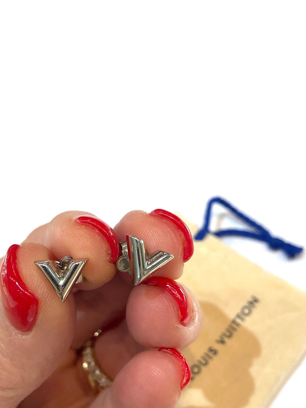 LOUIS VUITTON ESSENTIAL V STUD EARRINGS