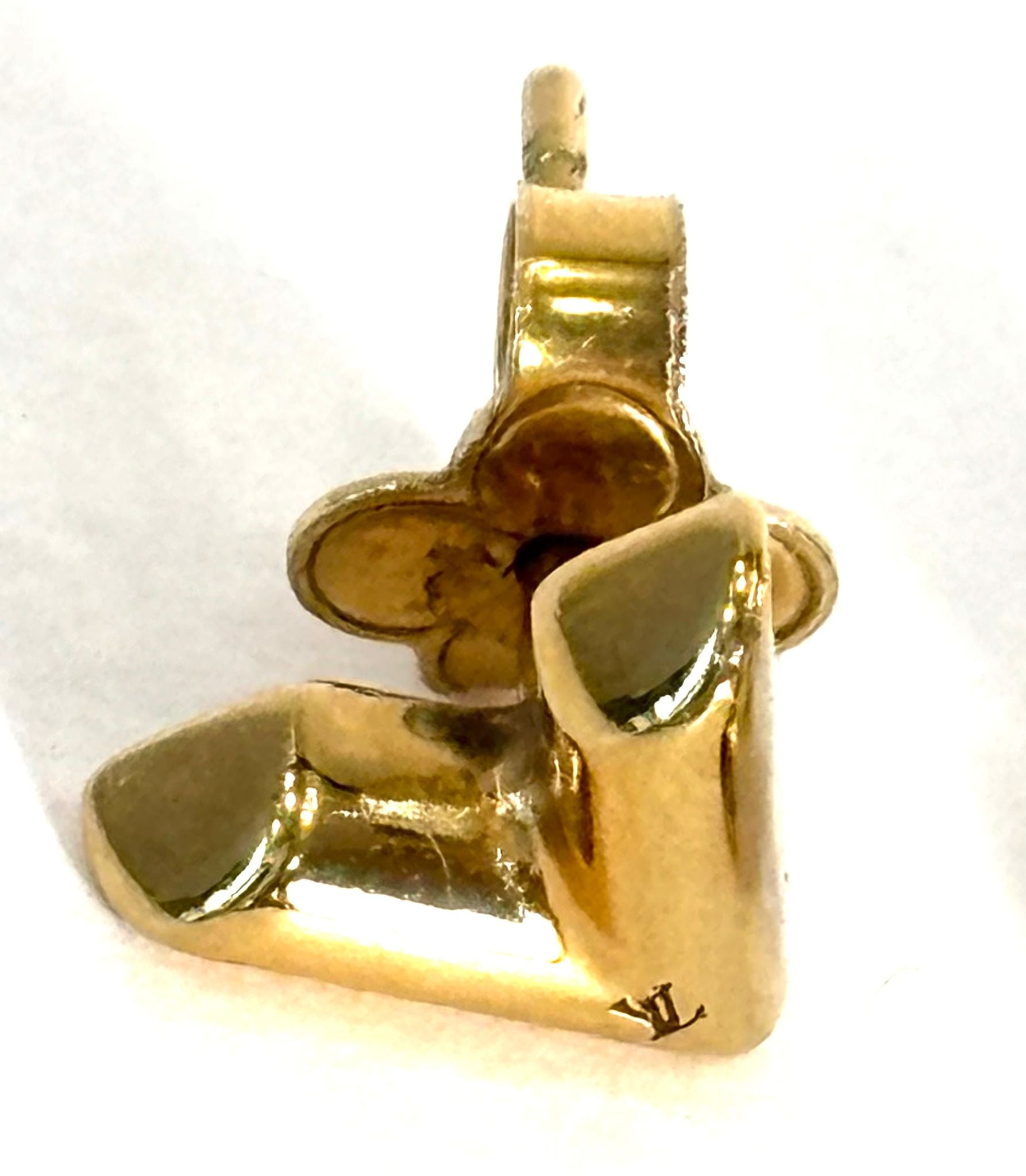 LOUIS VUITTON ESSENTIAL V EARRINGS