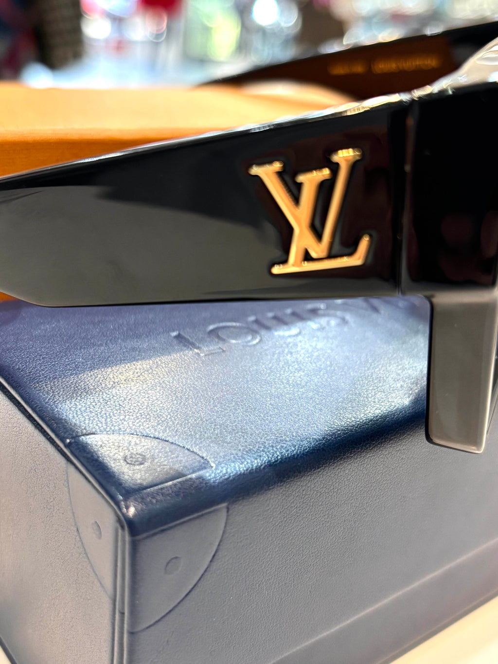 LOUIS VUITTON OVERSIZED SUNGLASSES