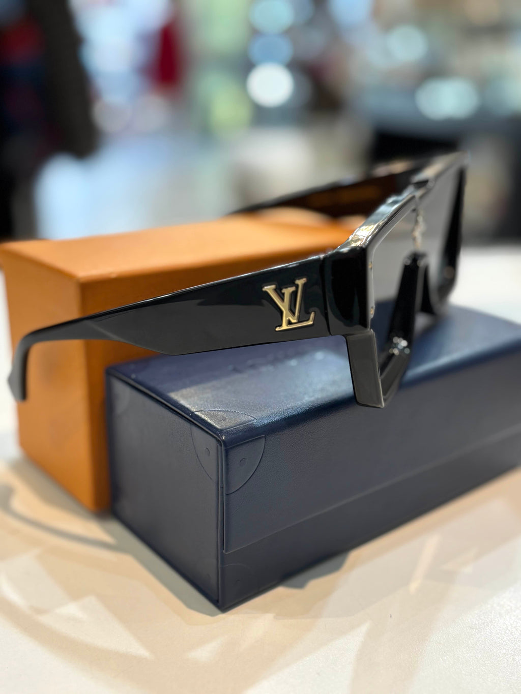 LOUIS VUITTON OVERSIZED SUNGLASSES