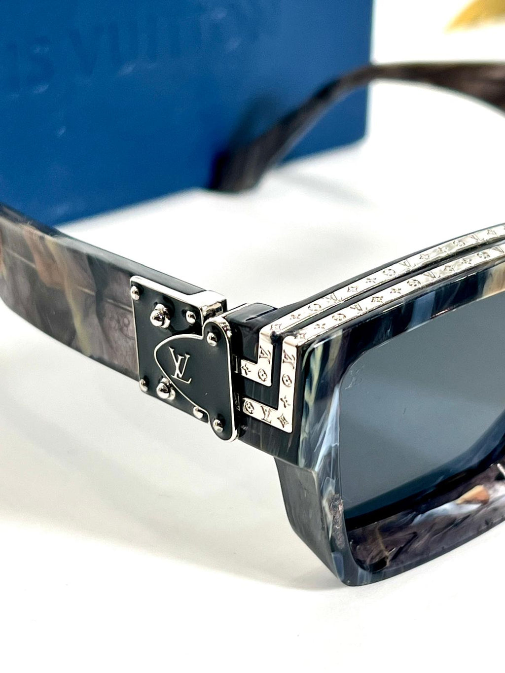 LOUIS VUITTONS MILLIONAIRES Z1326W SUNGLASSES IN BLACK MARBLE