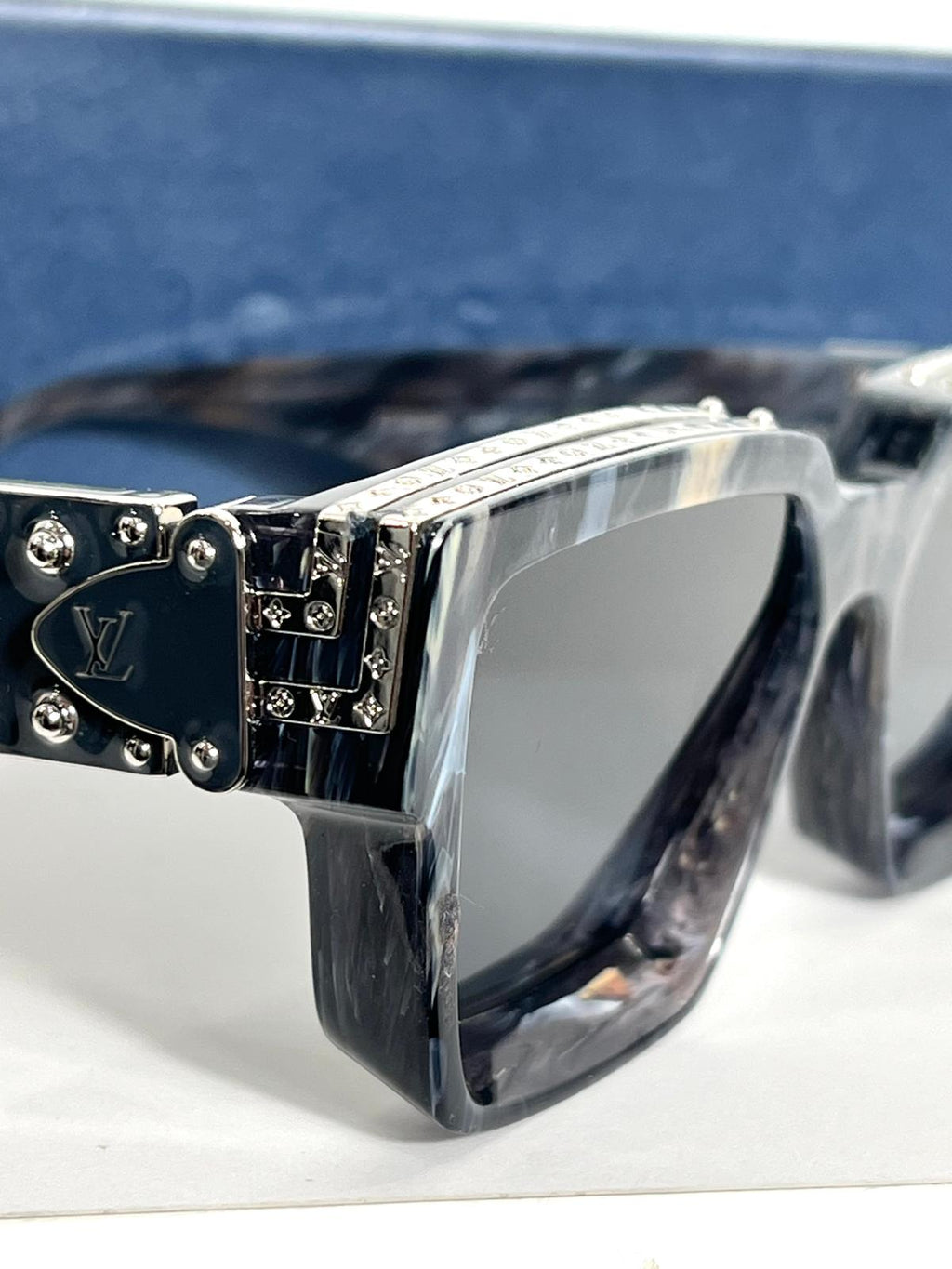 LOUIS VUITTONS MILLIONAIRES Z1326W SUNGLASSES IN BLACK MARBLE