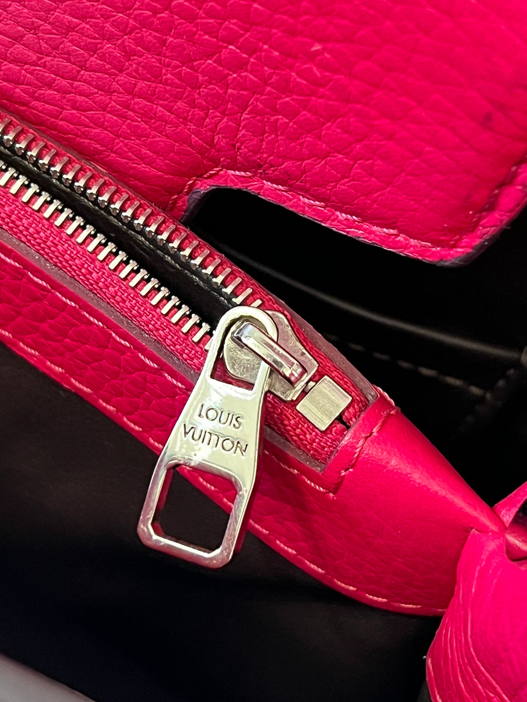 LOUIS VUITTON CAPUCINES MM LEATHER HANDBAG