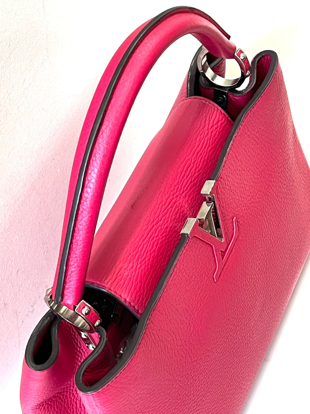 LOUIS VUITTON CAPUCINES MM LEATHER HANDBAG