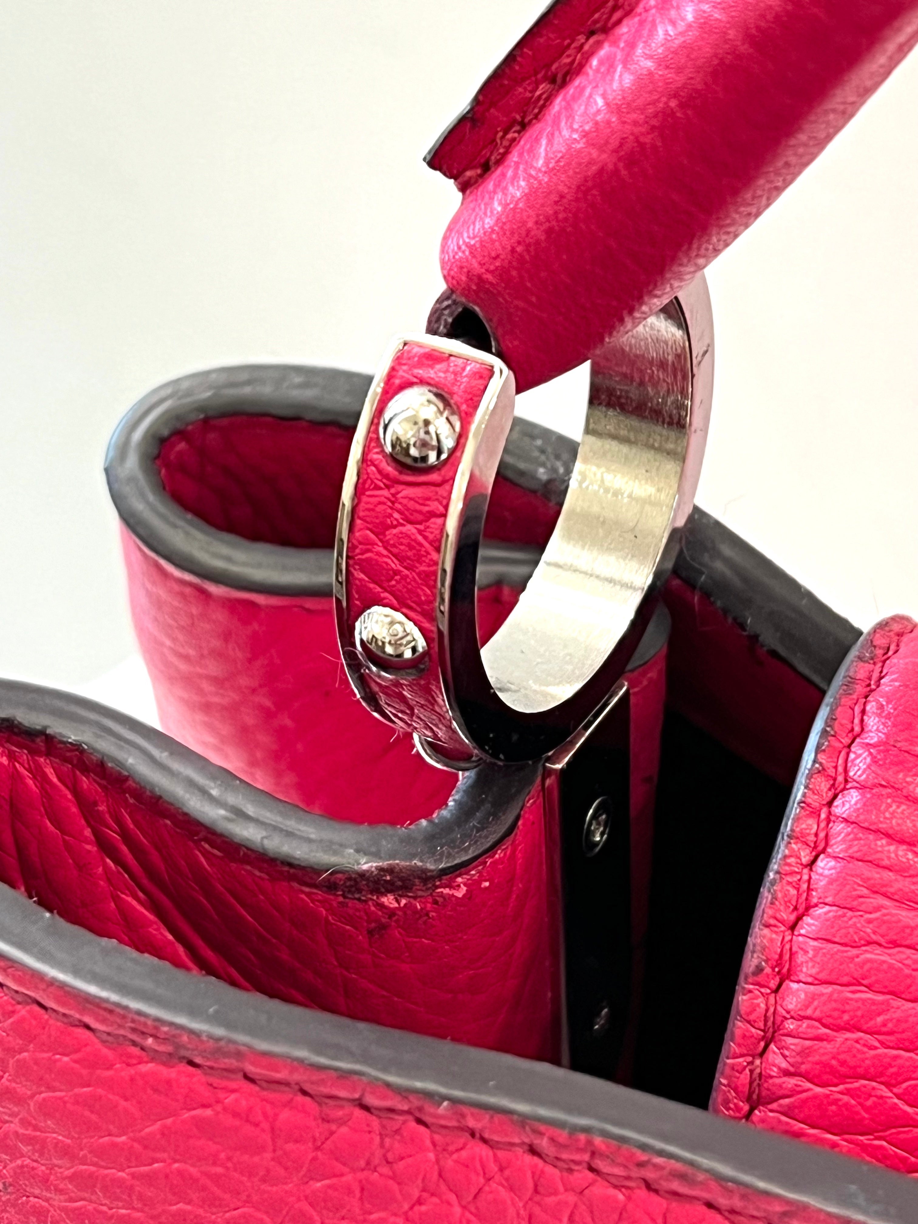 LOUIS VUITTON CAPUCINES MM LEATHER HANDBAG