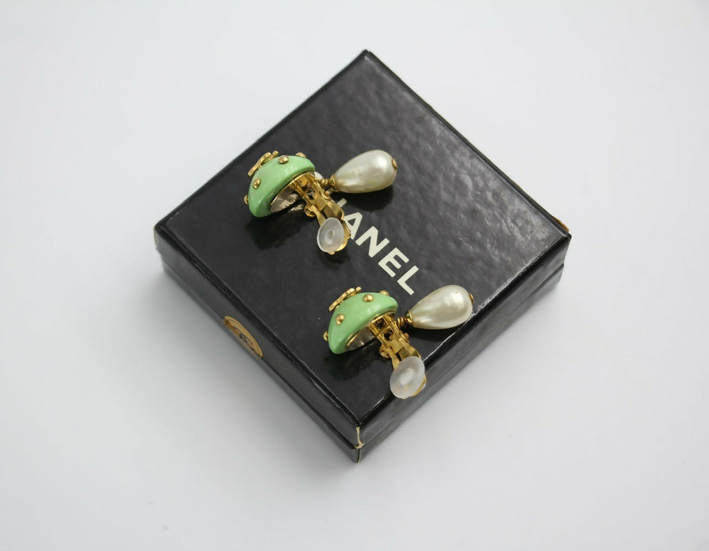 Chanel Vintage 96C Resin Green Dot Imitation Pearl Dangle Clip-on Earrings