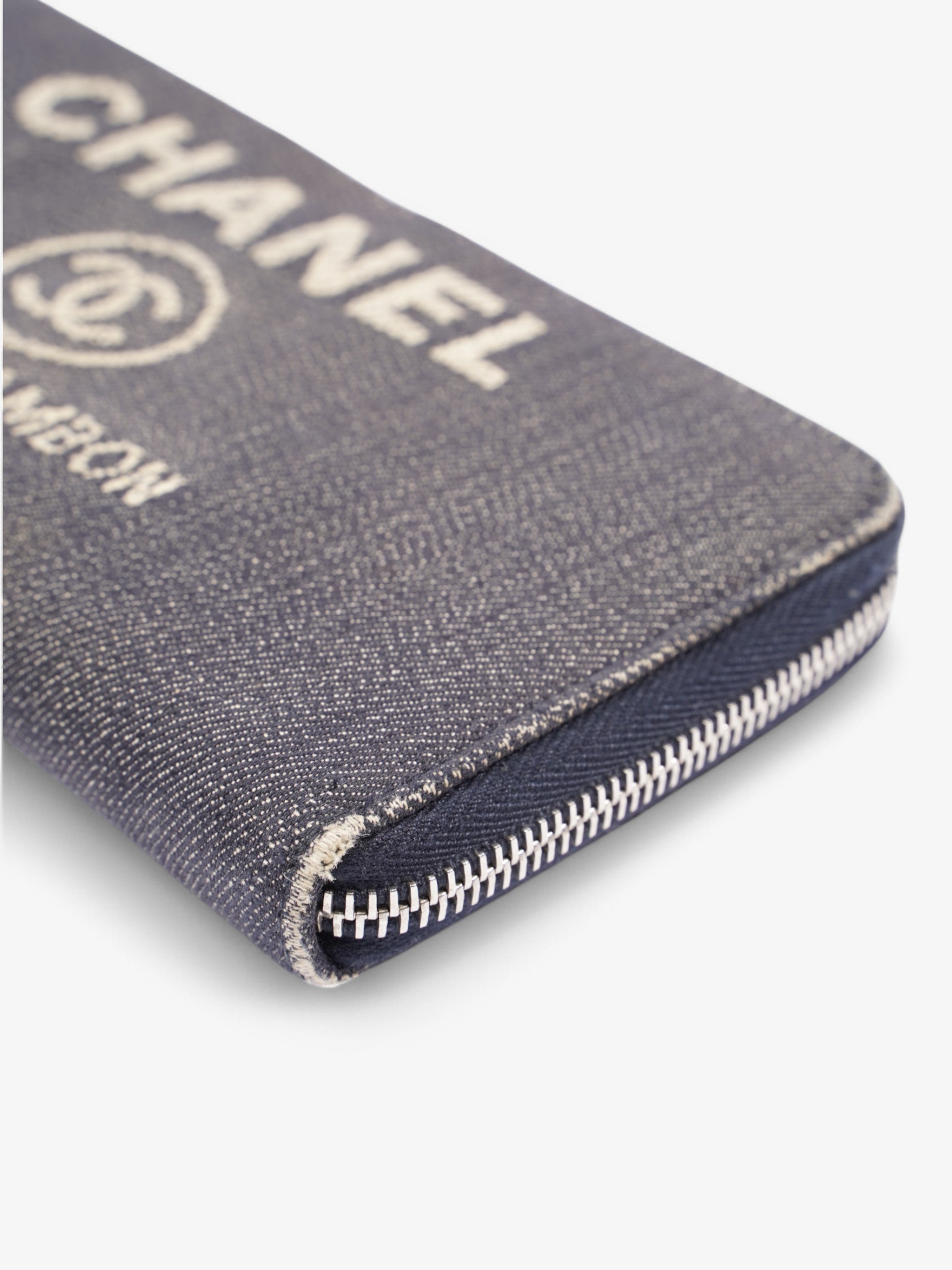 Chanel Chanel Zip Purse Navy / White Denim