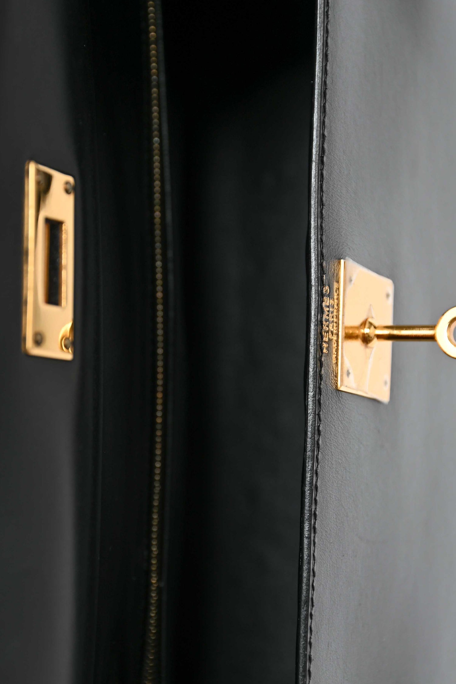 Hermès 1999 Box Leather Kelly 28 Top Handle with Strap