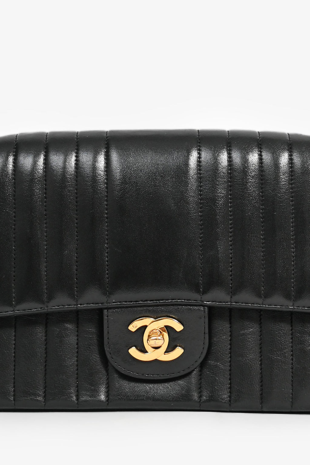 Pre-Loved Chanel™ 1991-94 Vintage Black Vertical Quilted Lambskin Medium CC Flap Bag
