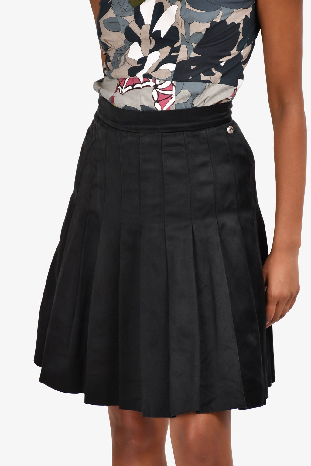 Pre-Loved Chanel™ 2017 Black Silk Pleated CC A-Line Skirt Size 36