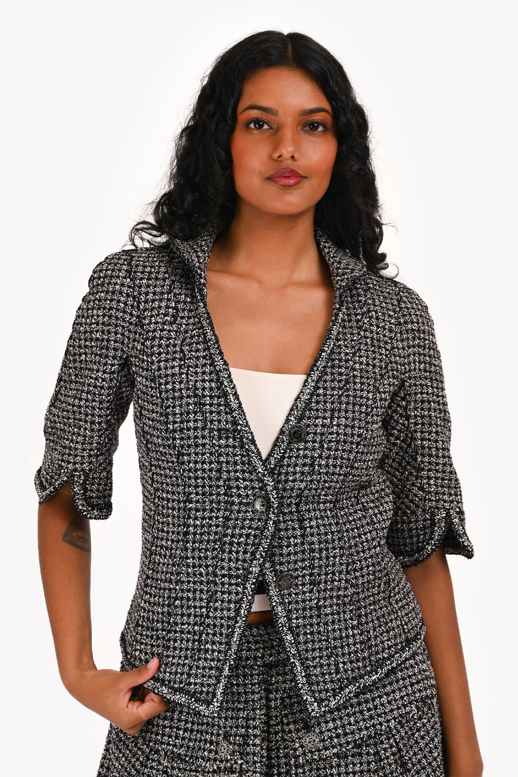 Pre-Loved Chanel™ 2010 Black/White Short Sleeves Tweed Jacket + Skirt Sets Size 38