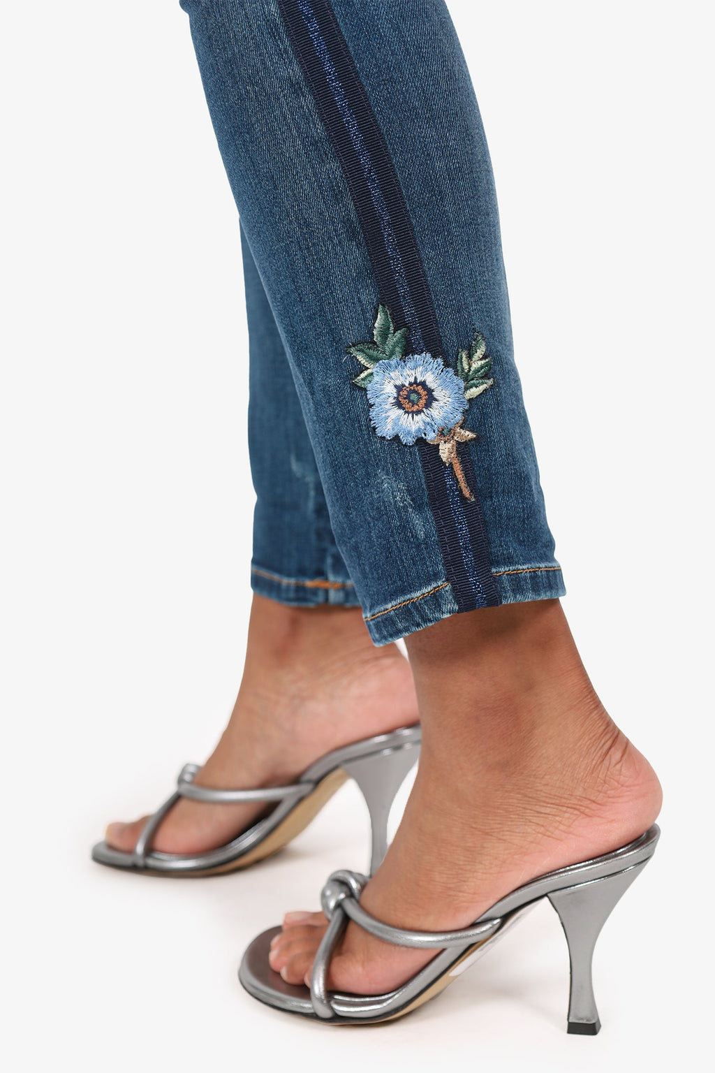 Cambio Blue Flower Embroidered Skinny Jeans Size 32
