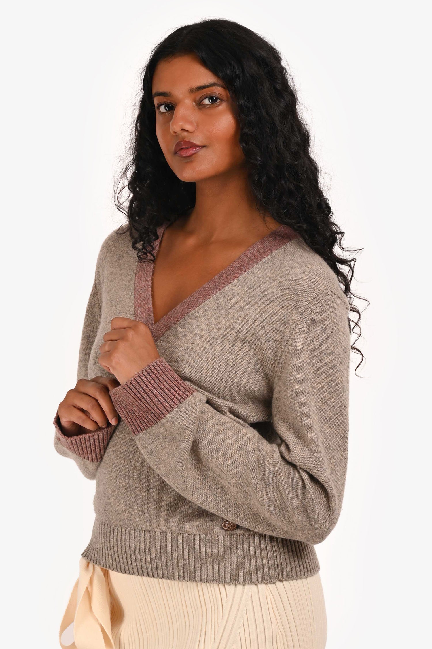 Pre-Loved Chanel™ 2016 Fall/Winter Paris-Rome Runway Grey Cashmere V-Neck Sweater Size 38