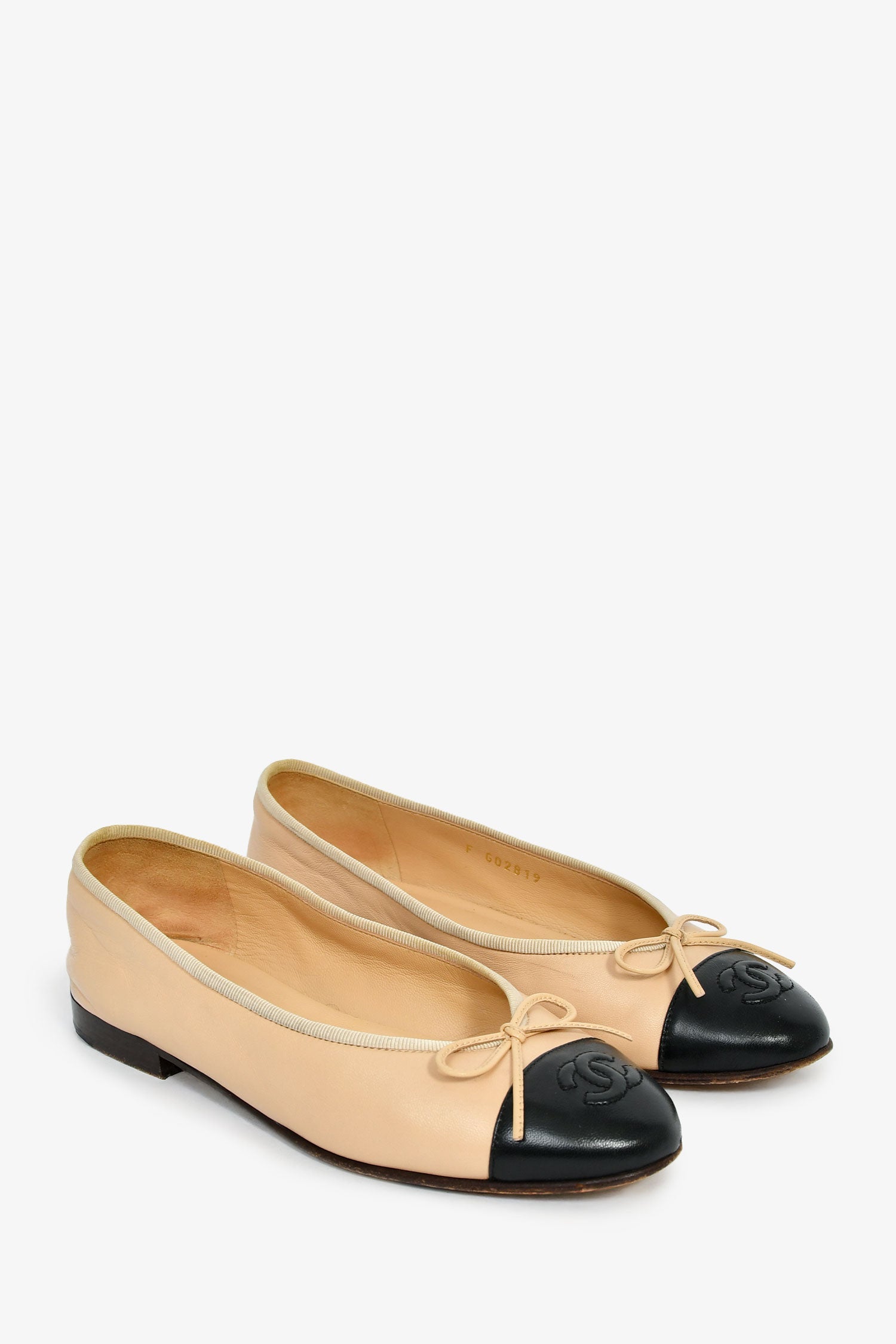 Pre-Loved Chanel™ Beige/Black Leather CC Ballet Flats Size 35