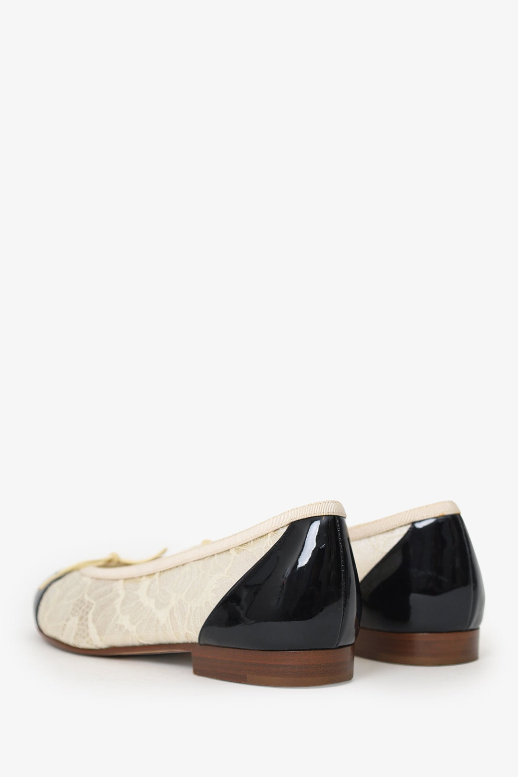 Pre-Loved Chanel™ White/Black Lace CC Cap Toe Ballet Flats Size 36