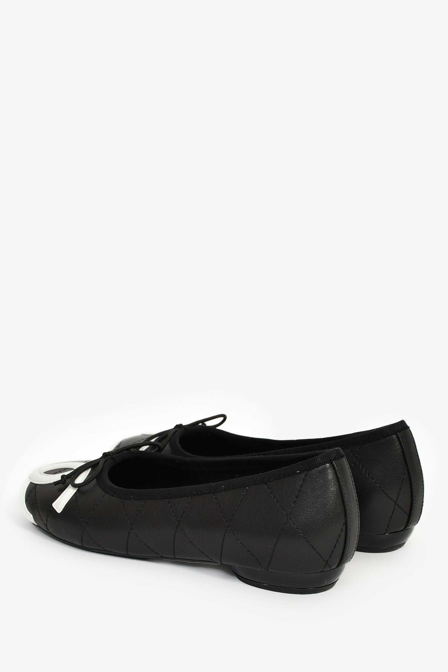 Pre-Loved Chanel™ 2004 Black/White 'Cambon' CC Ballet Flats Size 36