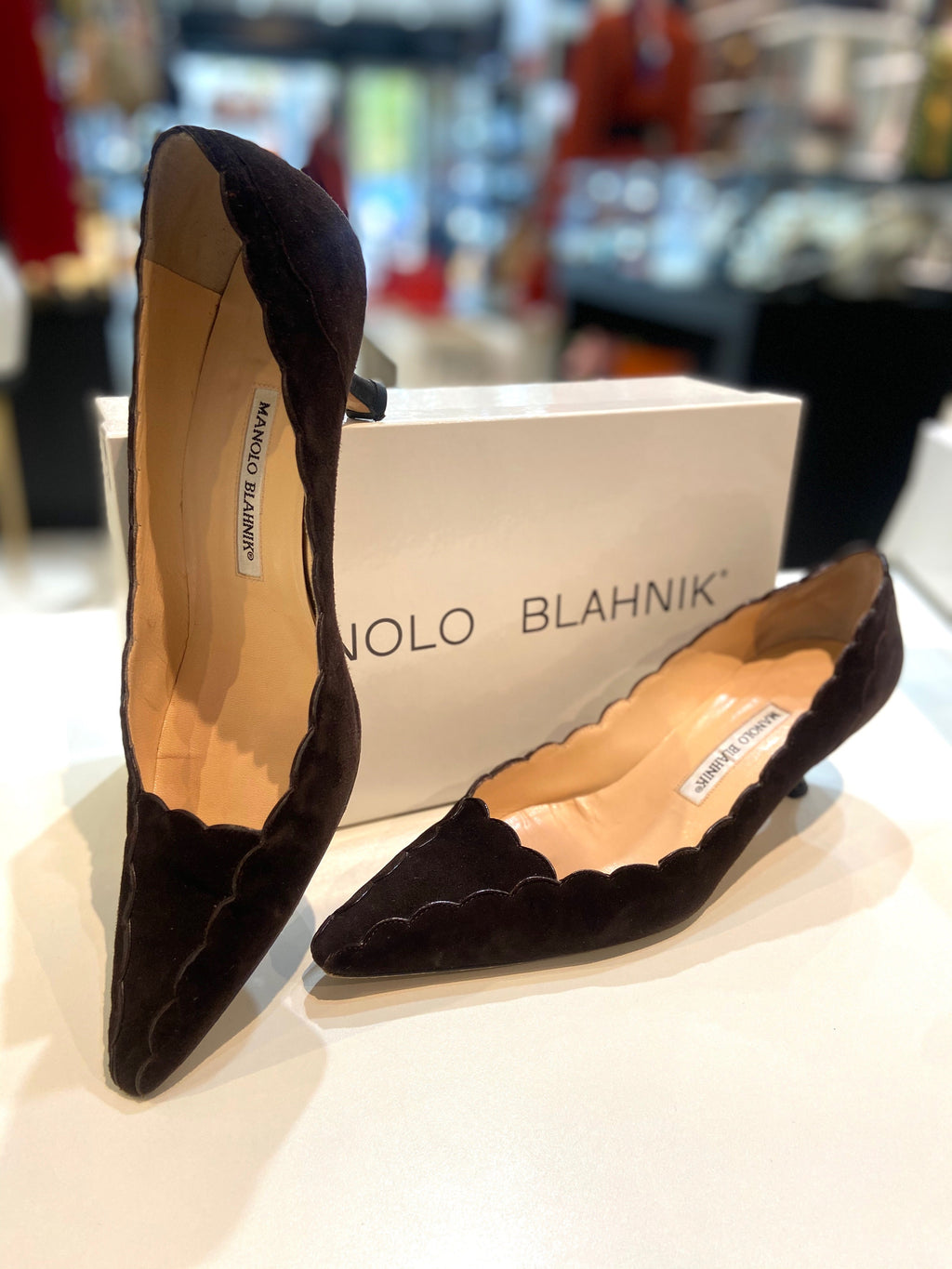MANOLO BLAHNIK SRILASCA 50 SCALLOPED SUEDE PUMPS