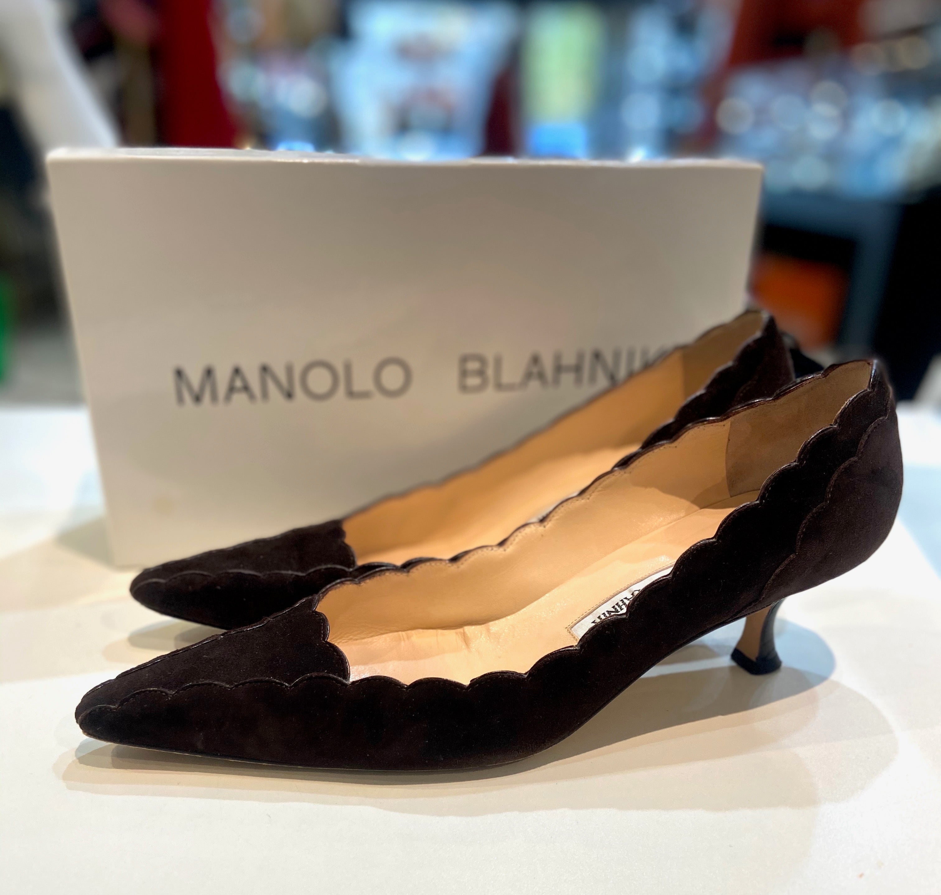 MANOLO BLAHNIK SRILASCA 50 SCALLOPED SUEDE PUMPS