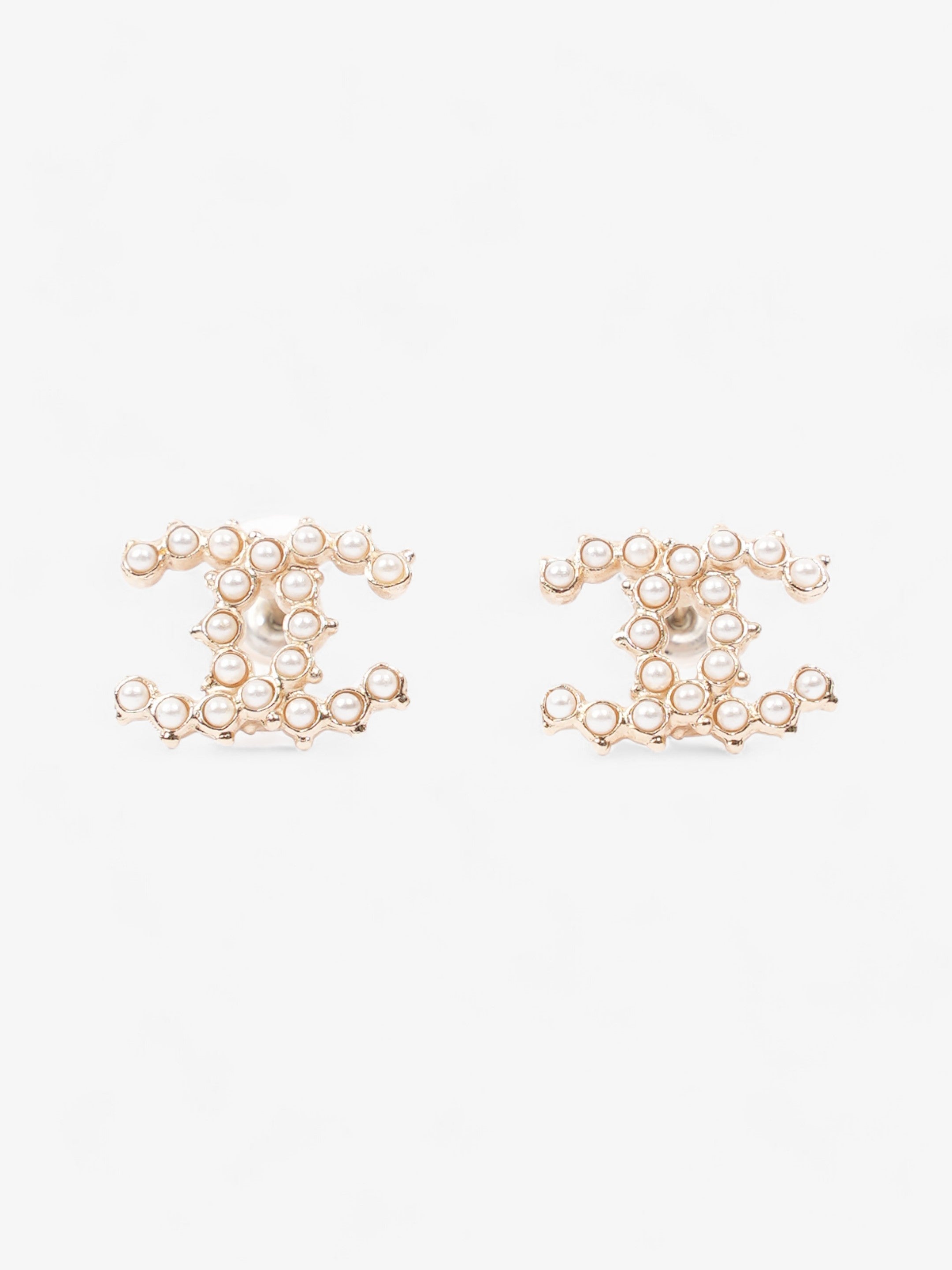 Chanel CC Pearl earrings Cream / Gold Base Metal