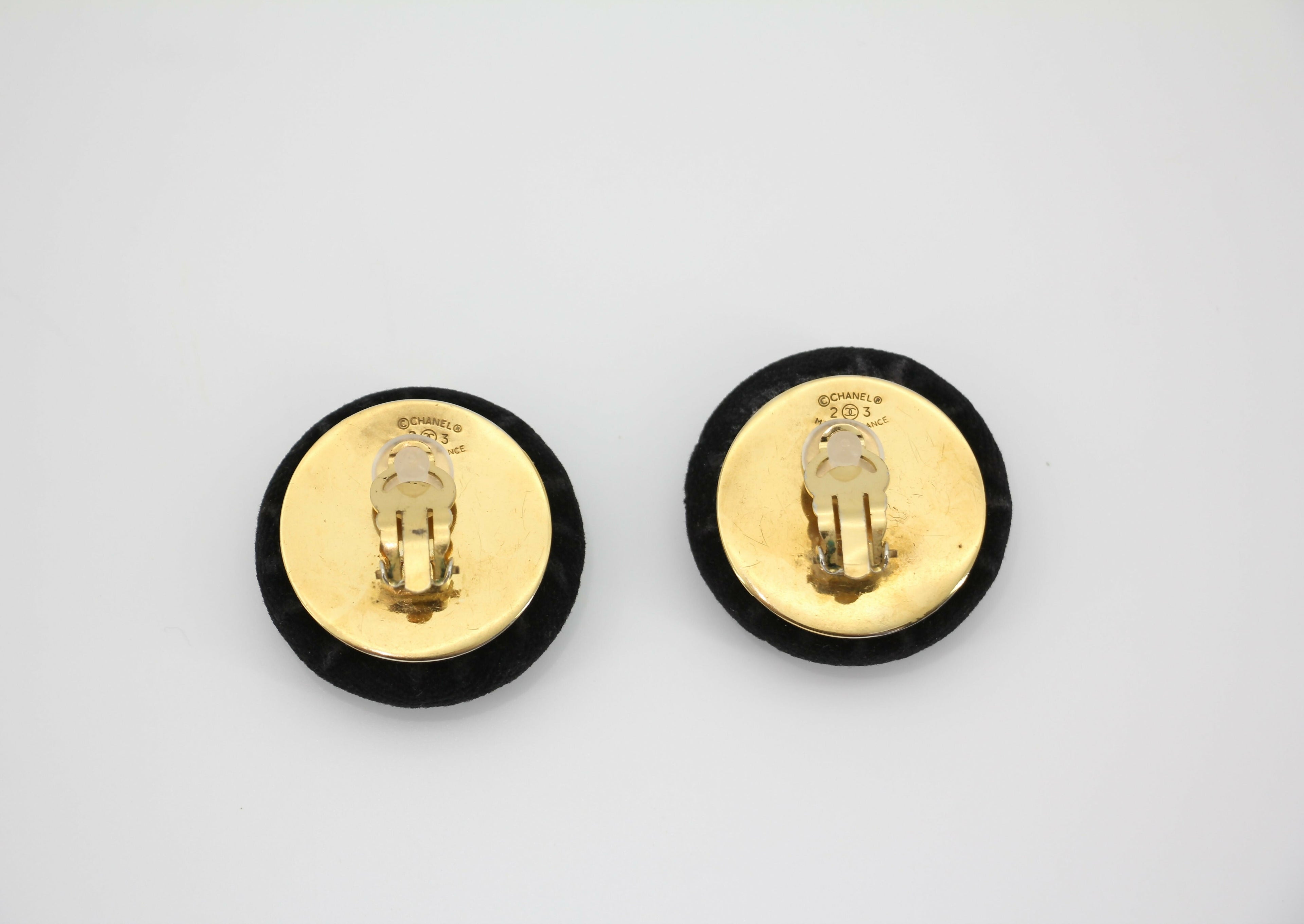 Chanel Vintage 1986-92 Black Velvet Round Clip-on Earrings