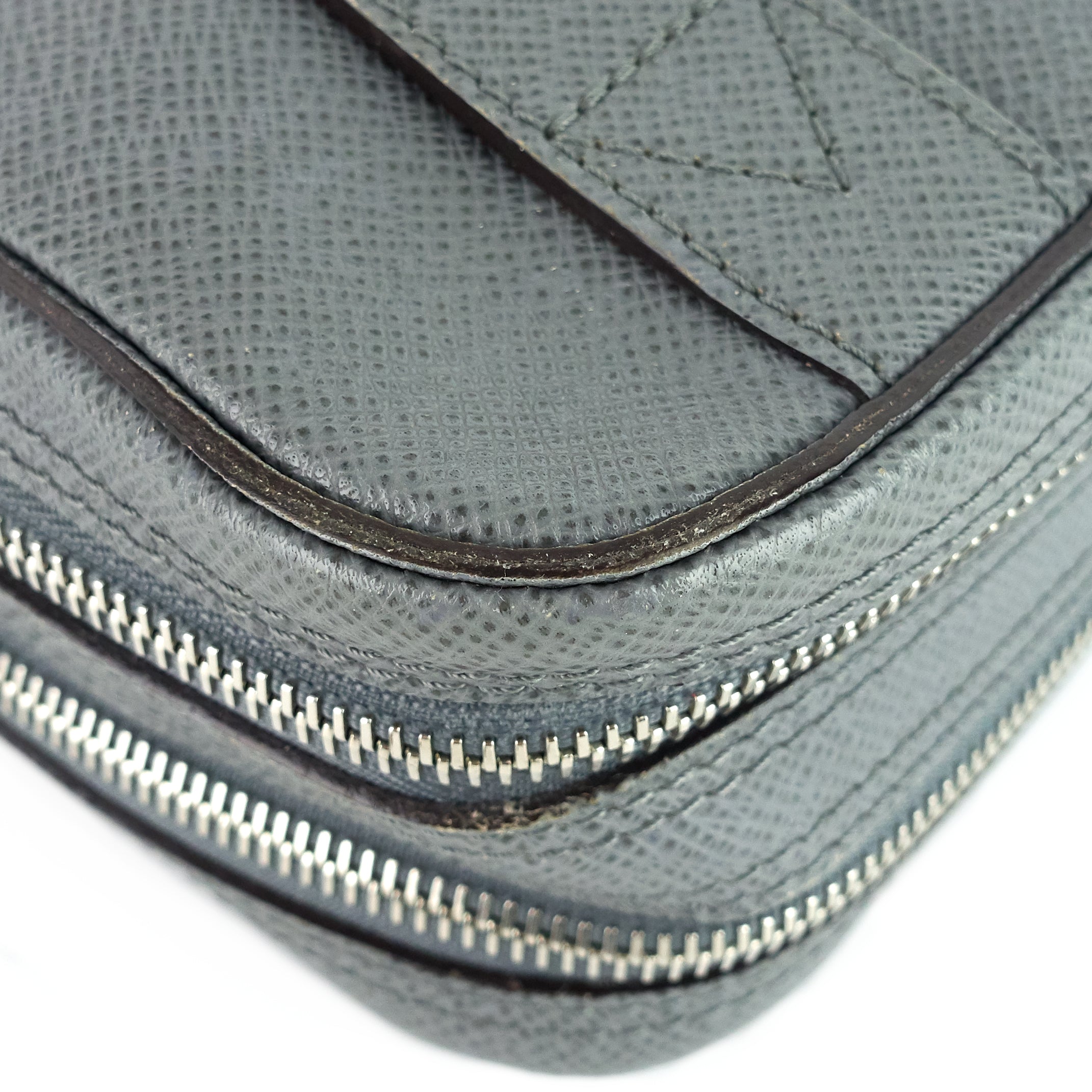 Louis Vuitto Pavel Taiga Leather Clutch Bag