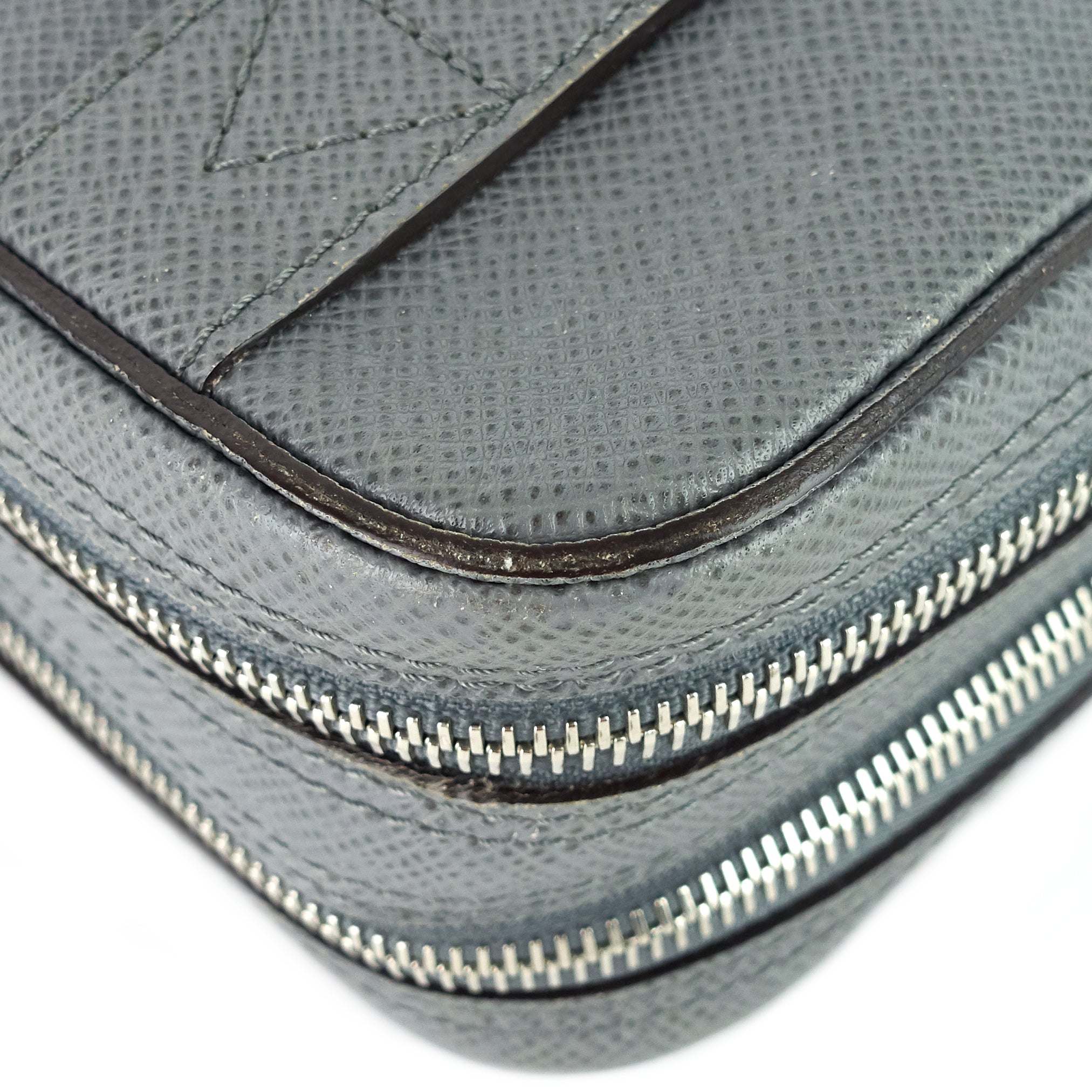 Louis Vuitto Pavel Taiga Leather Clutch Bag