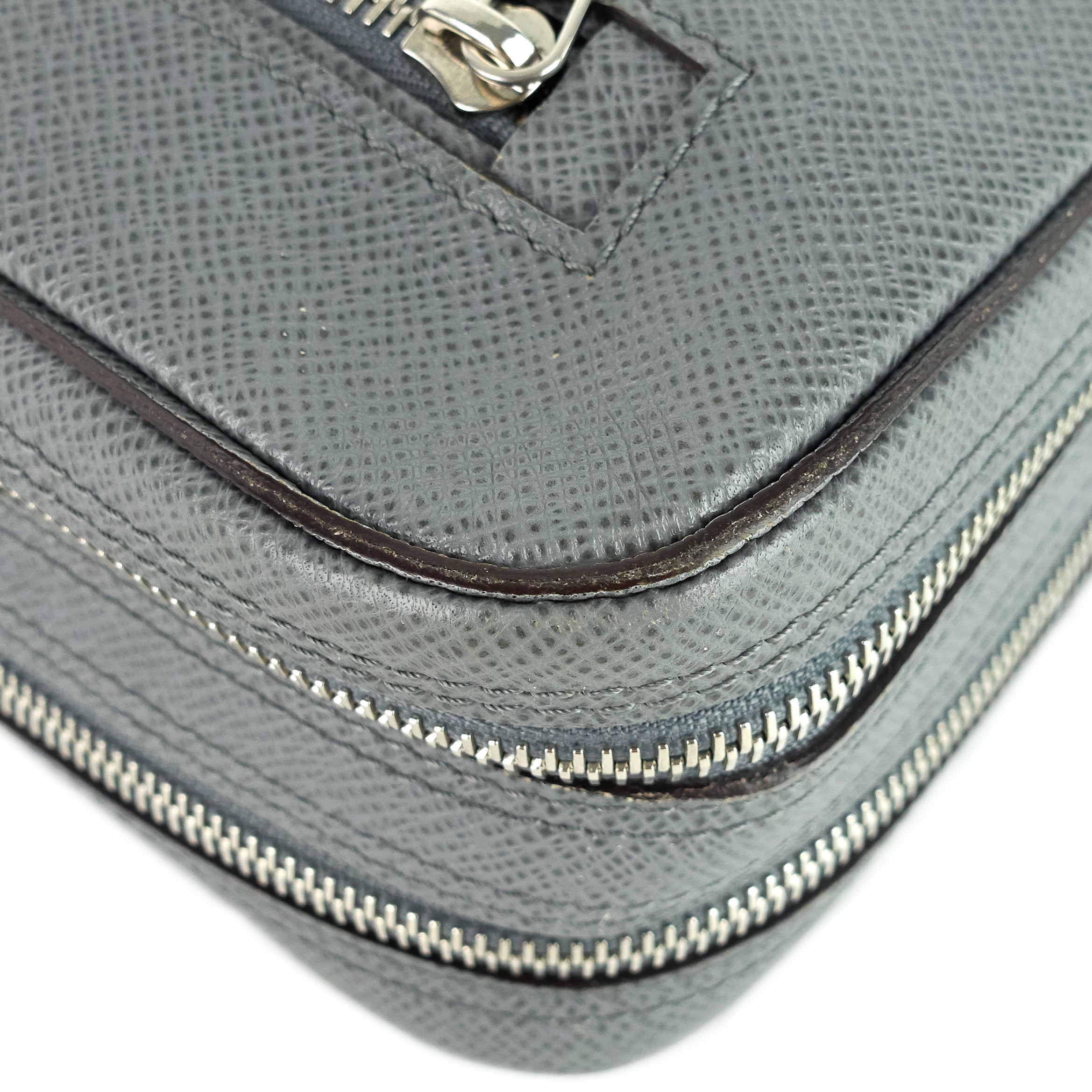 Louis Vuitto Pavel Taiga Leather Clutch Bag