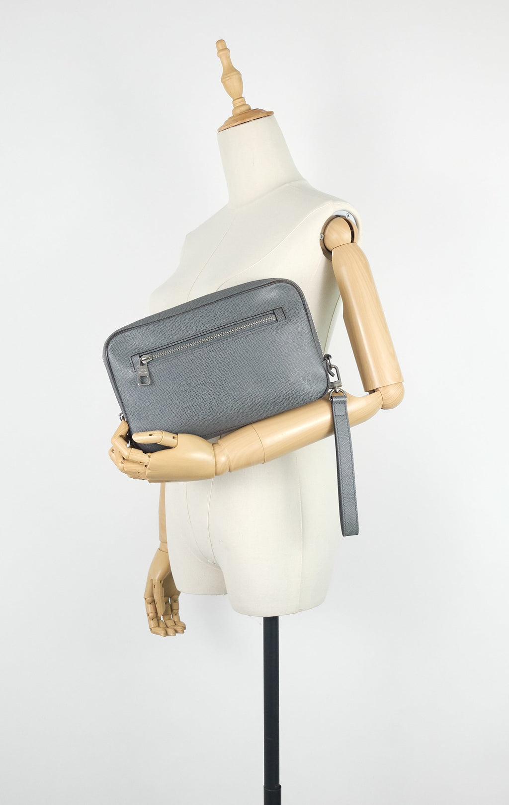 Louis Vuitto Pavel Taiga Leather Clutch Bag