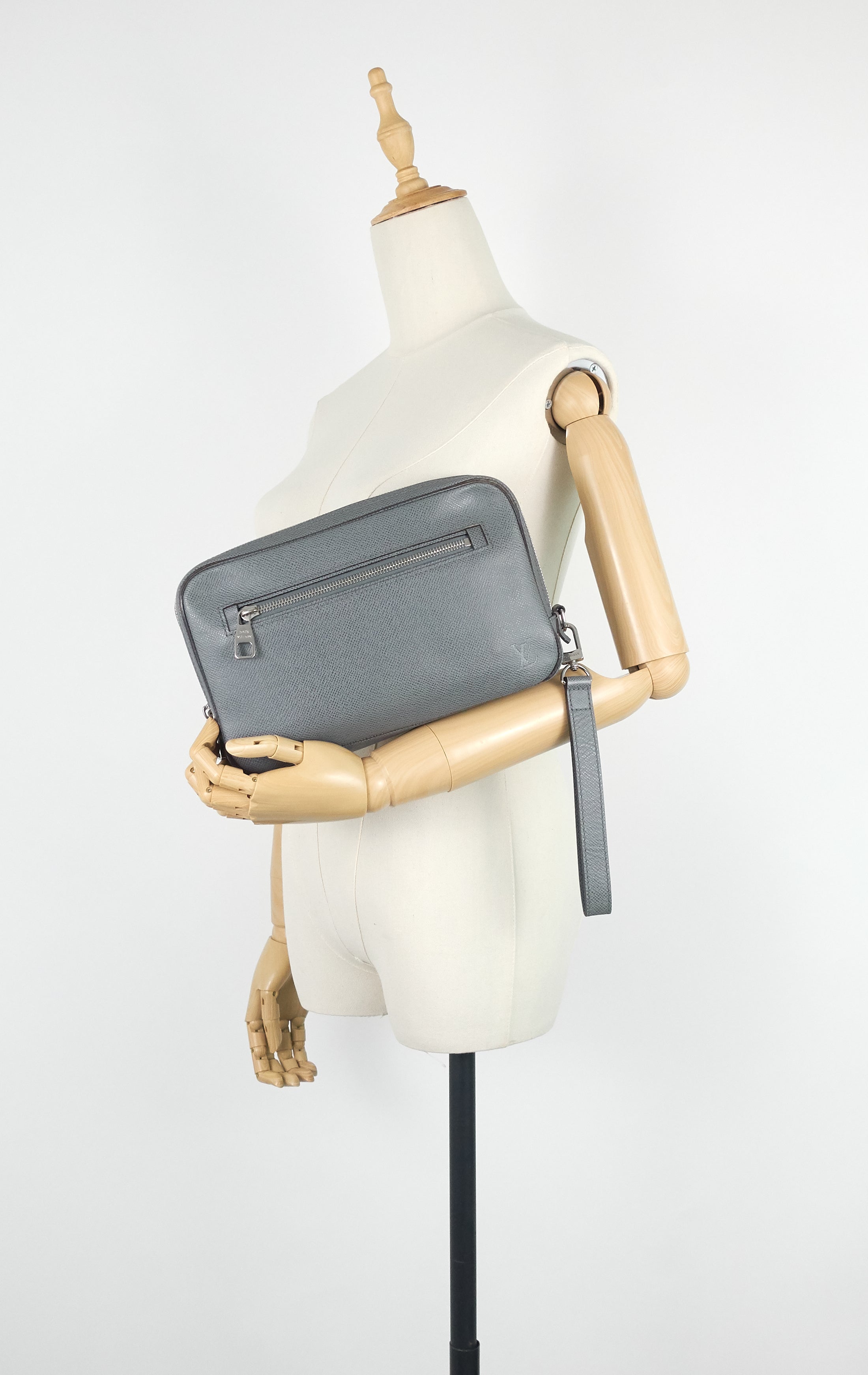 Louis Vuitto Pavel Taiga Leather Clutch Bag