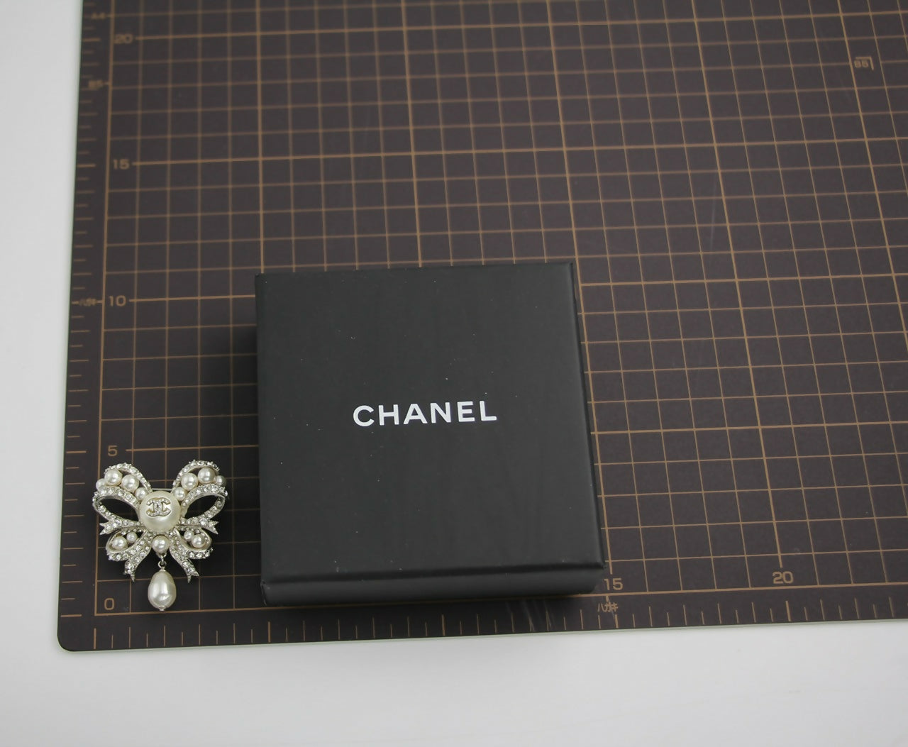 Chanel C20B Imitation Pearl Bow Brooch