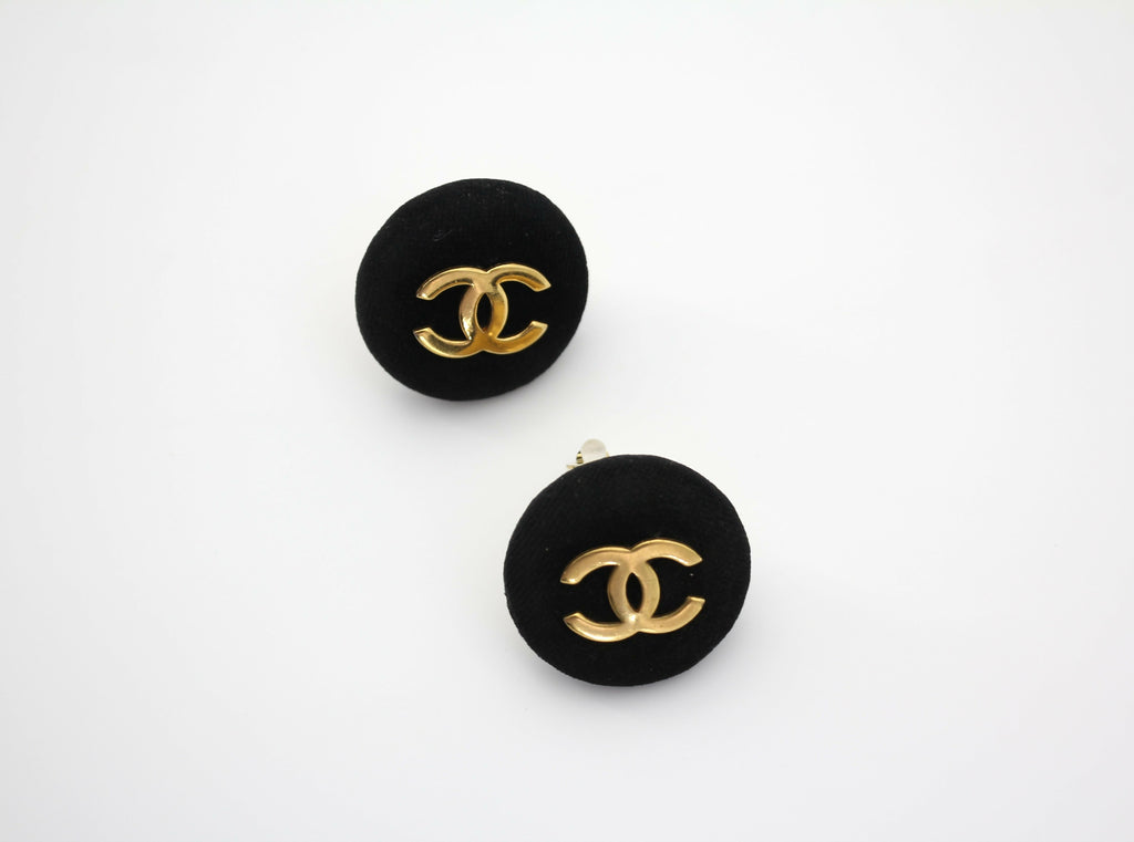 Chanel Vintage 1986-92 Black Velvet Round Clip-on Earrings