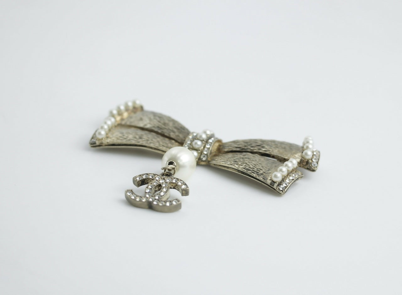 Chanel Vintage 06P Metal Imitation Pearl Bow Brooch