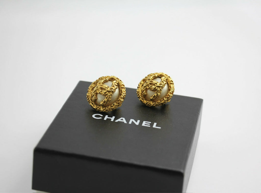 Chanel Vintage 93A White Lava Round Clip-on Earrings
