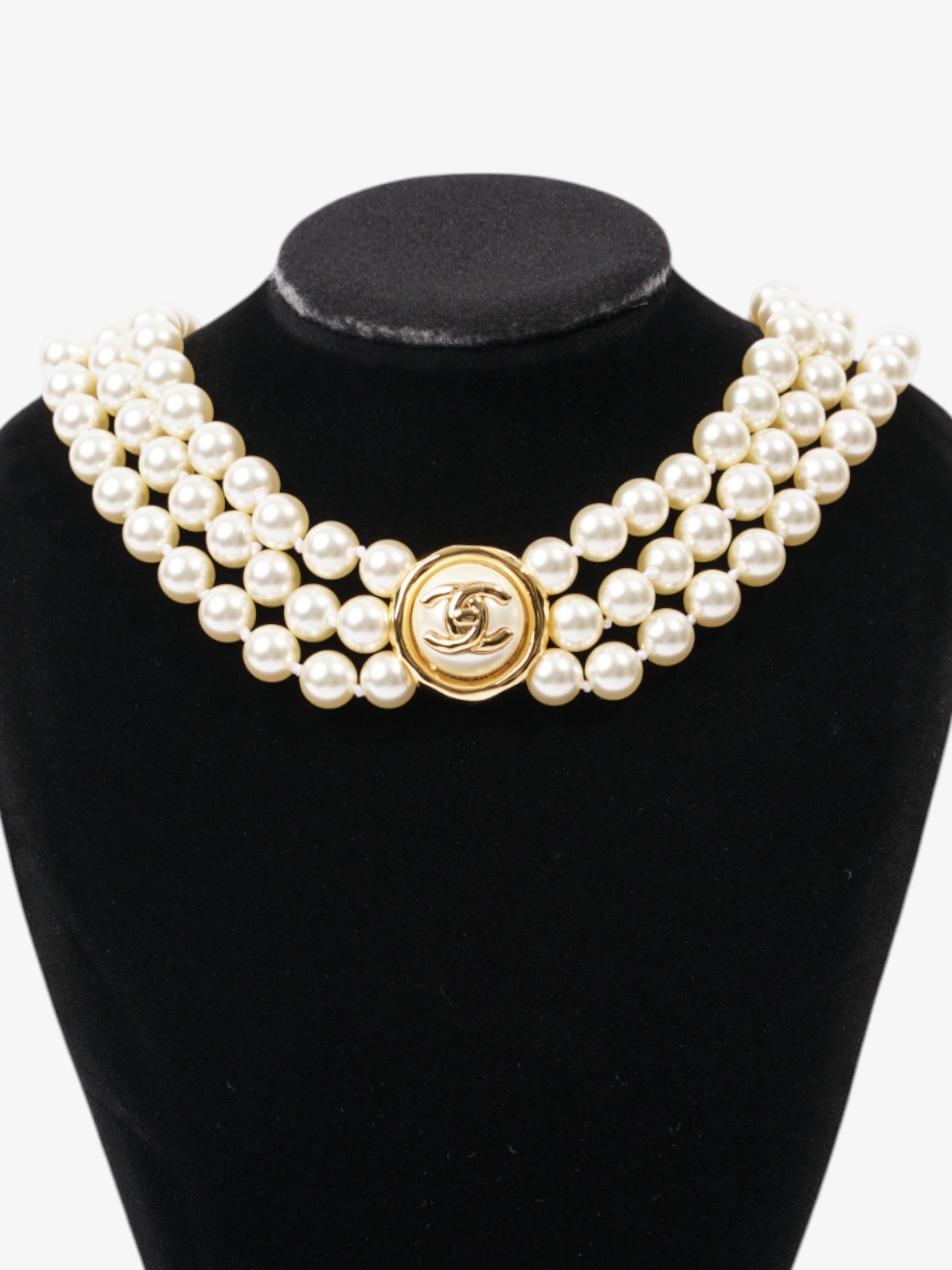 Chanel CC Pearl Chocker Gold / Pearl Base Metal