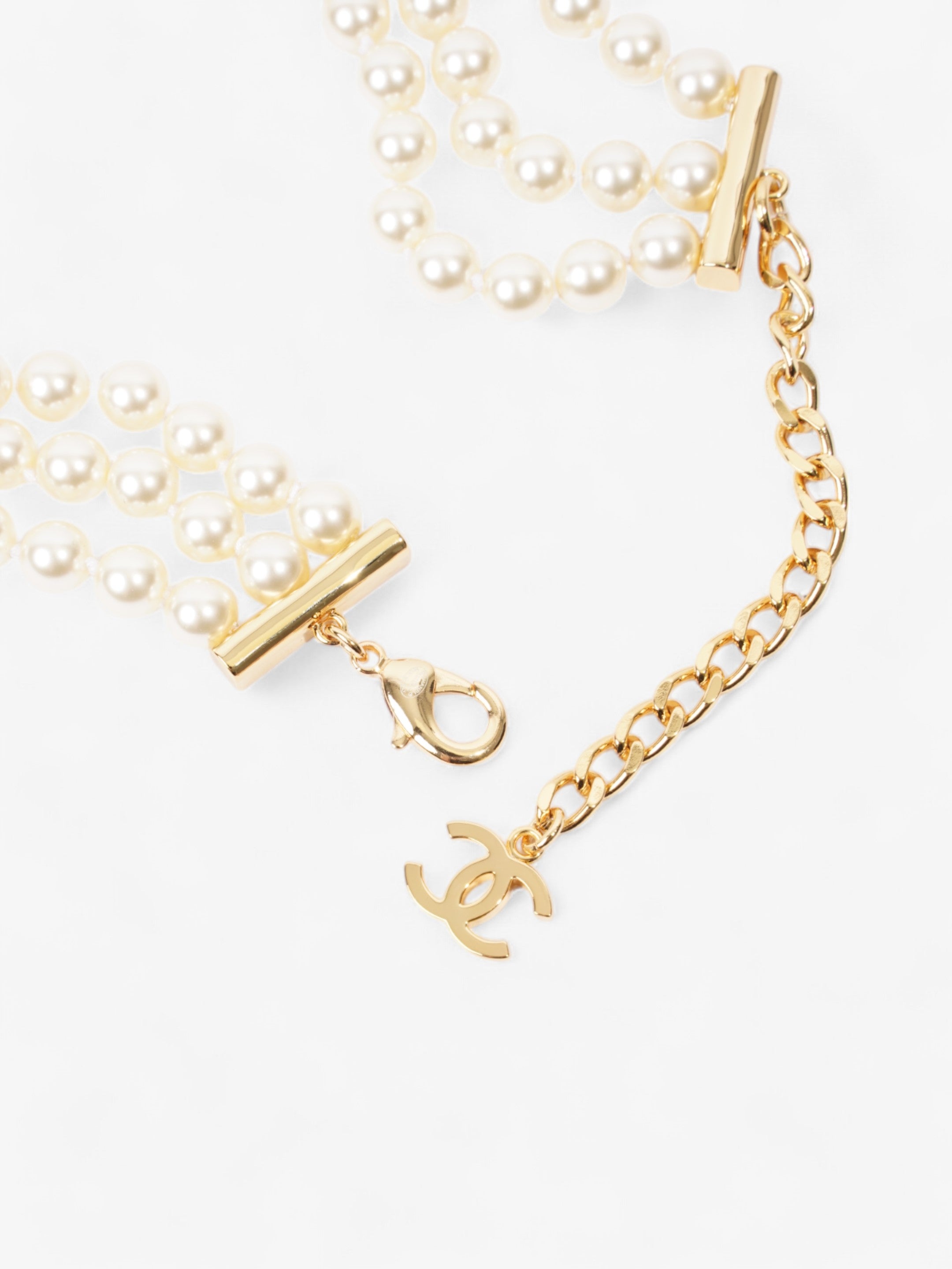 Chanel CC Pearl Chocker Gold / Pearl Base Metal