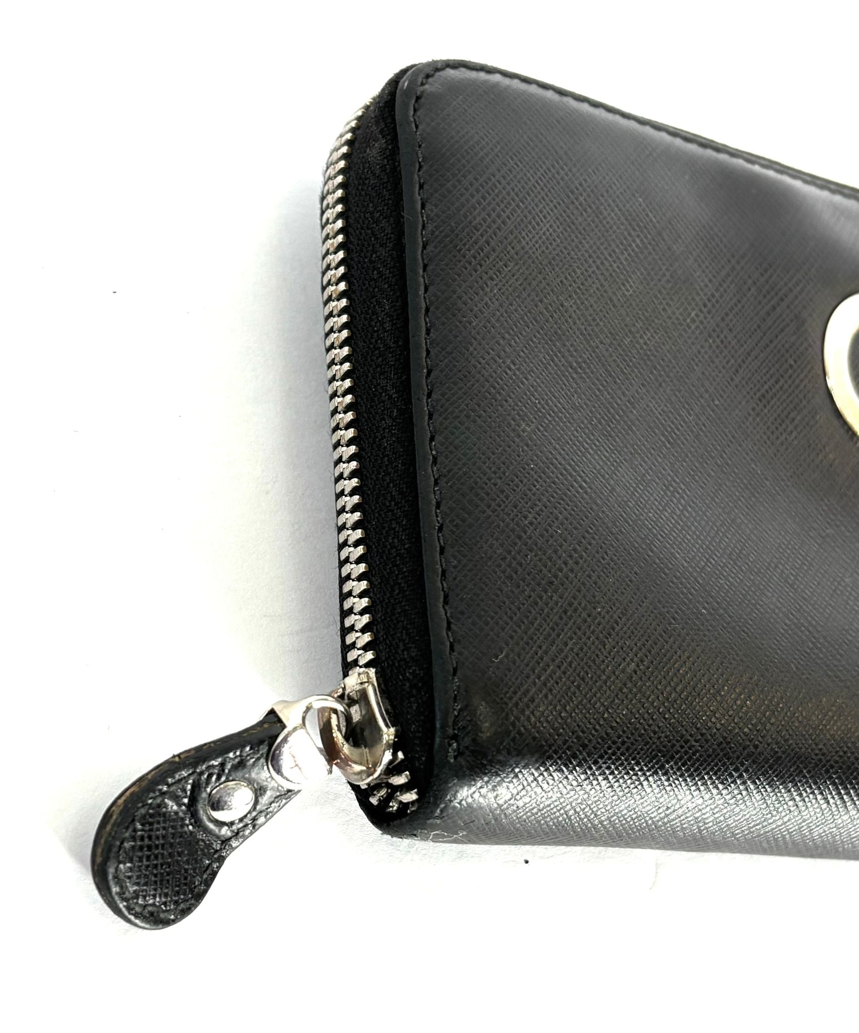 SALVATORE FERRAGAMO GANCINI ROUND ZIPPER LONG WALLET