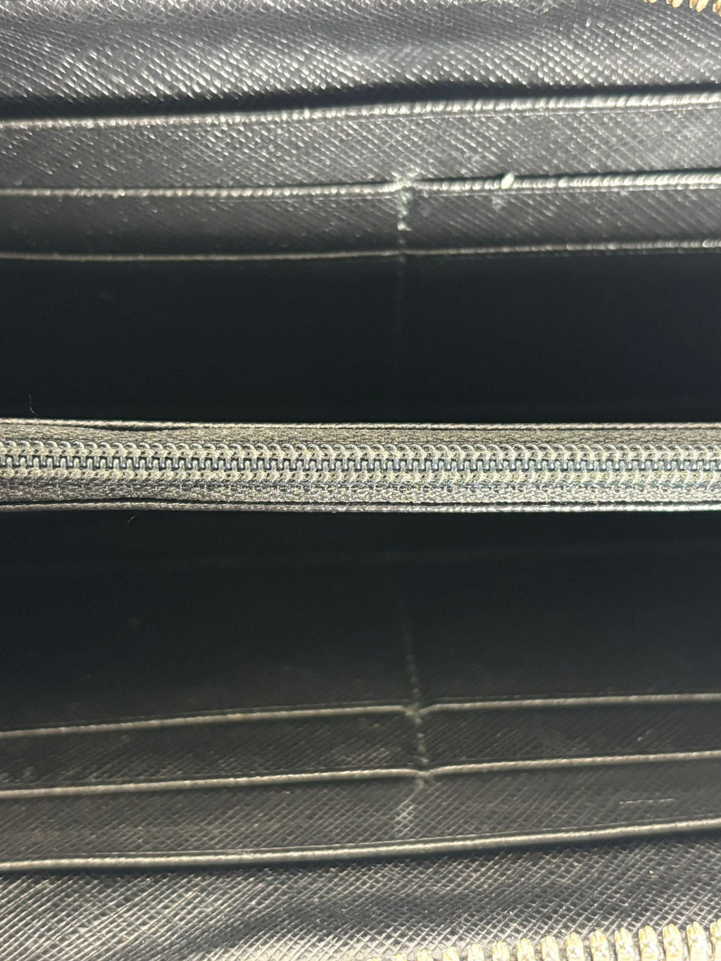 SALVATORE FERRAGAMO GANCINI ROUND ZIPPER LONG WALLET