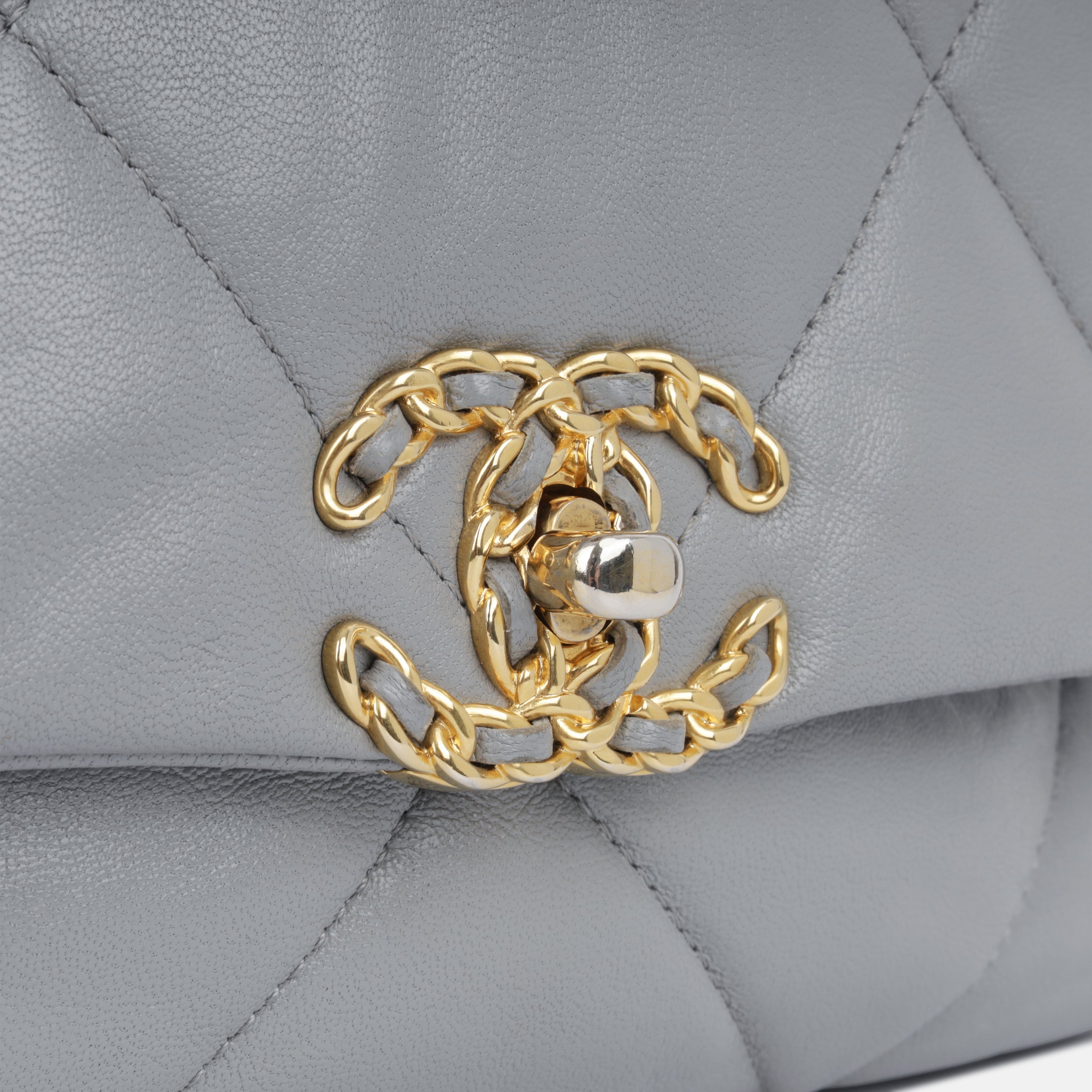 Chanel Chanel 19 - Small